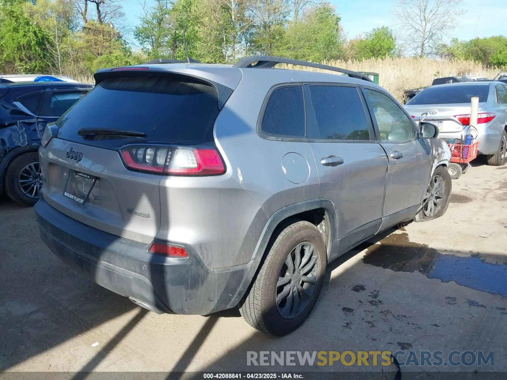 4 Photograph of a damaged car 1C4PJMLX0KD447094 JEEP CHEROKEE 2019