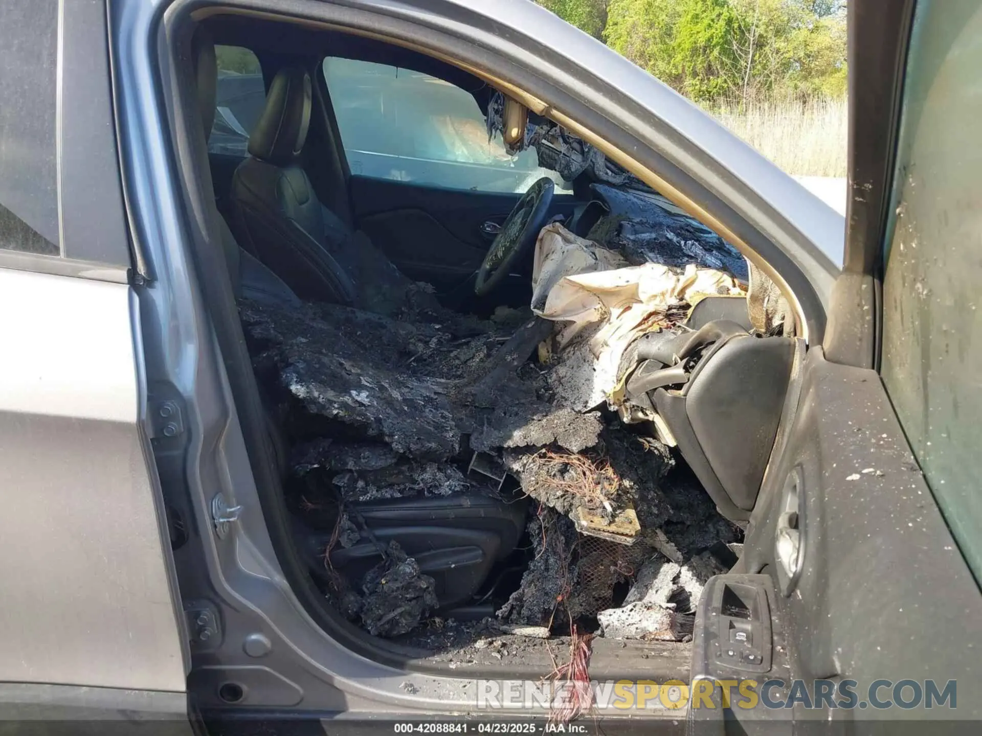 5 Photograph of a damaged car 1C4PJMLX0KD447094 JEEP CHEROKEE 2019