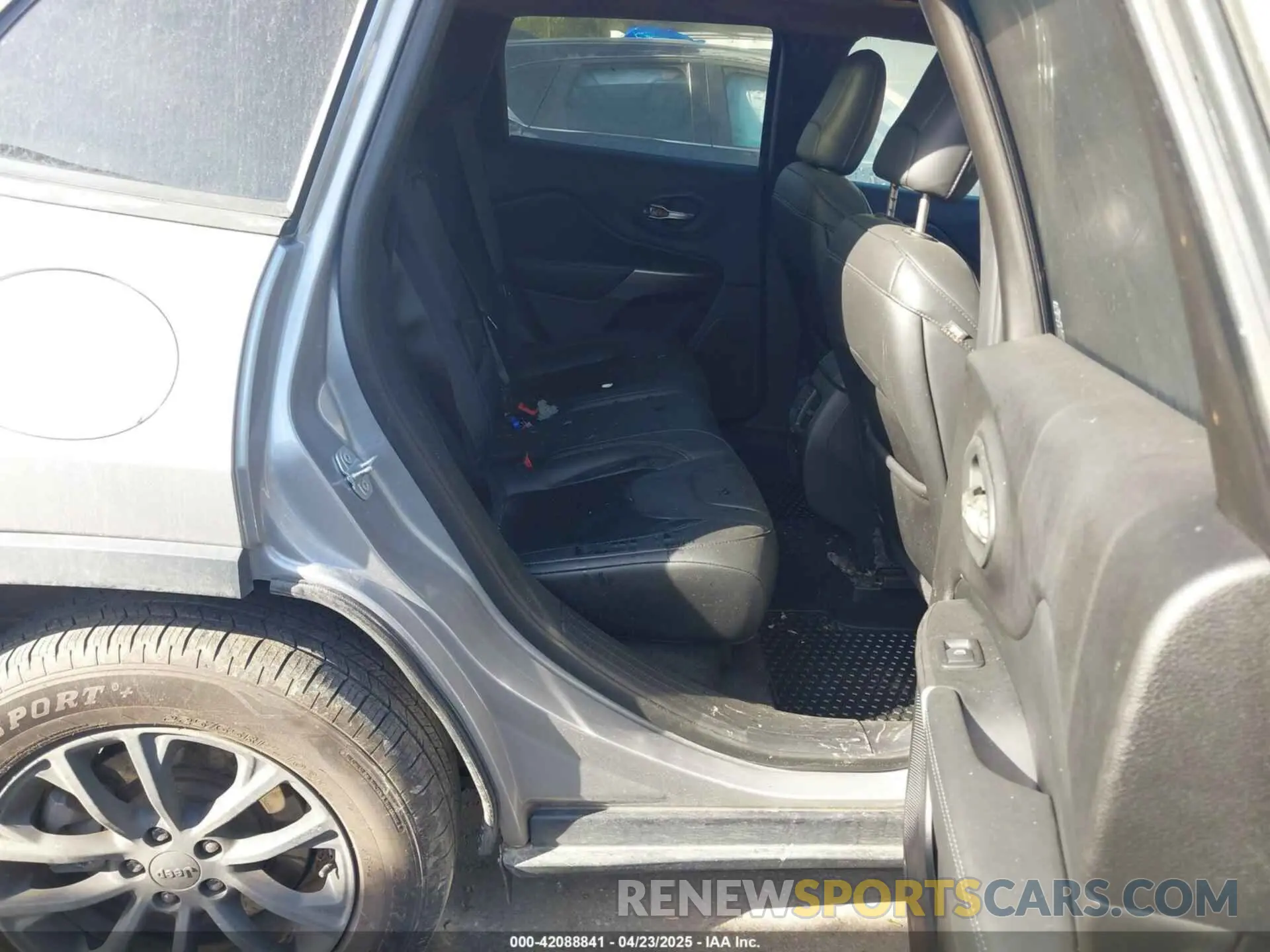 8 Photograph of a damaged car 1C4PJMLX0KD447094 JEEP CHEROKEE 2019