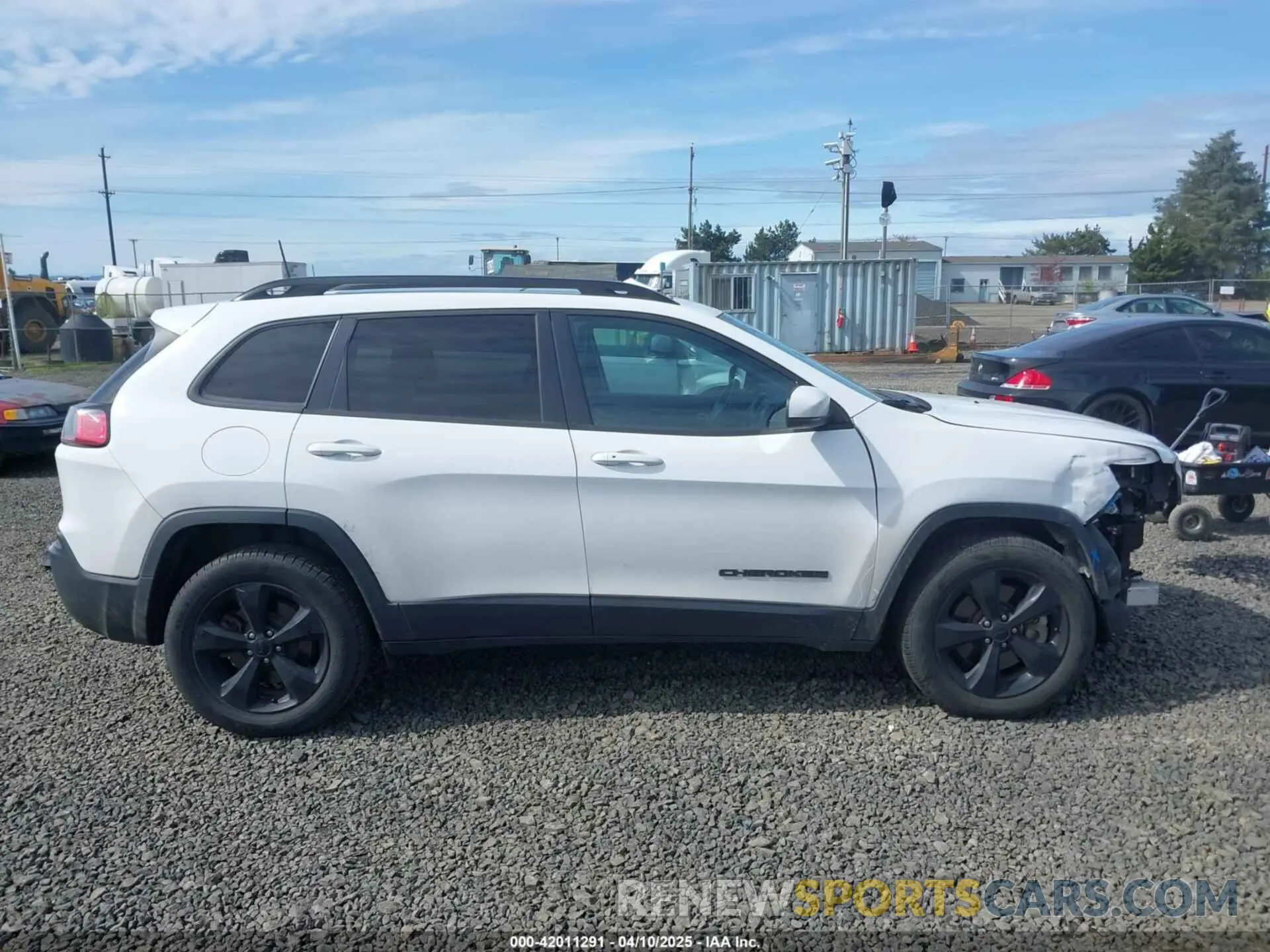 14 Photograph of a damaged car 1C4PJMLX2KD432659 JEEP CHEROKEE 2019