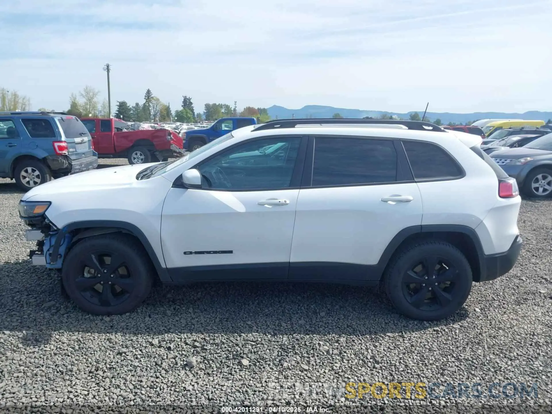 15 Photograph of a damaged car 1C4PJMLX2KD432659 JEEP CHEROKEE 2019