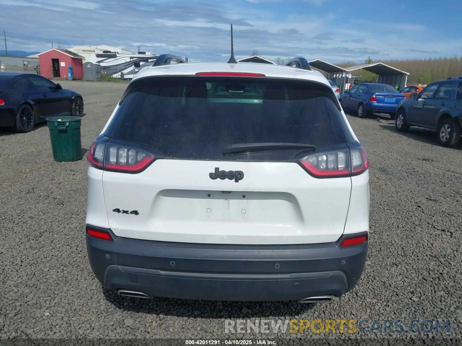 17 Photograph of a damaged car 1C4PJMLX2KD432659 JEEP CHEROKEE 2019