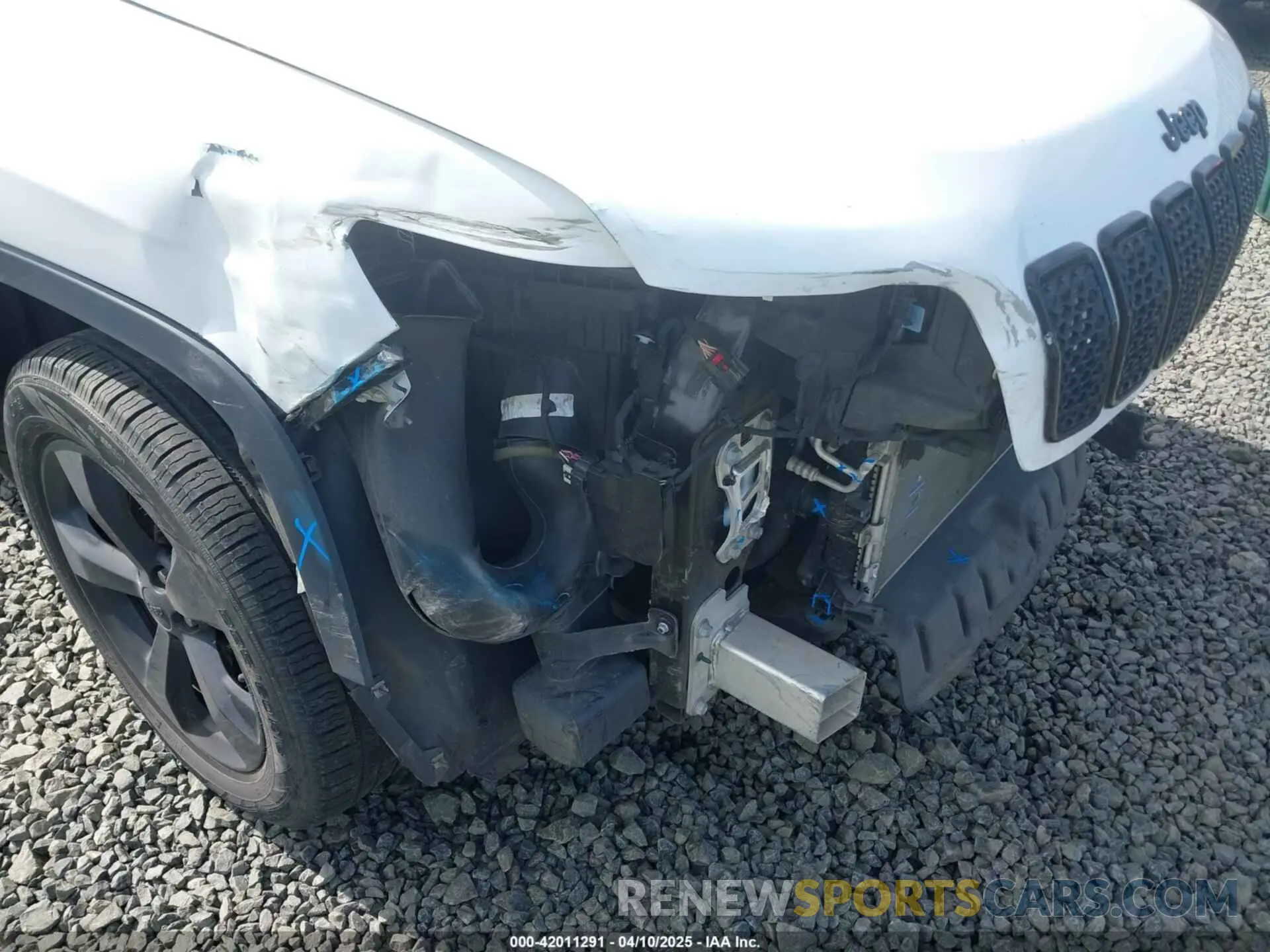 18 Photograph of a damaged car 1C4PJMLX2KD432659 JEEP CHEROKEE 2019