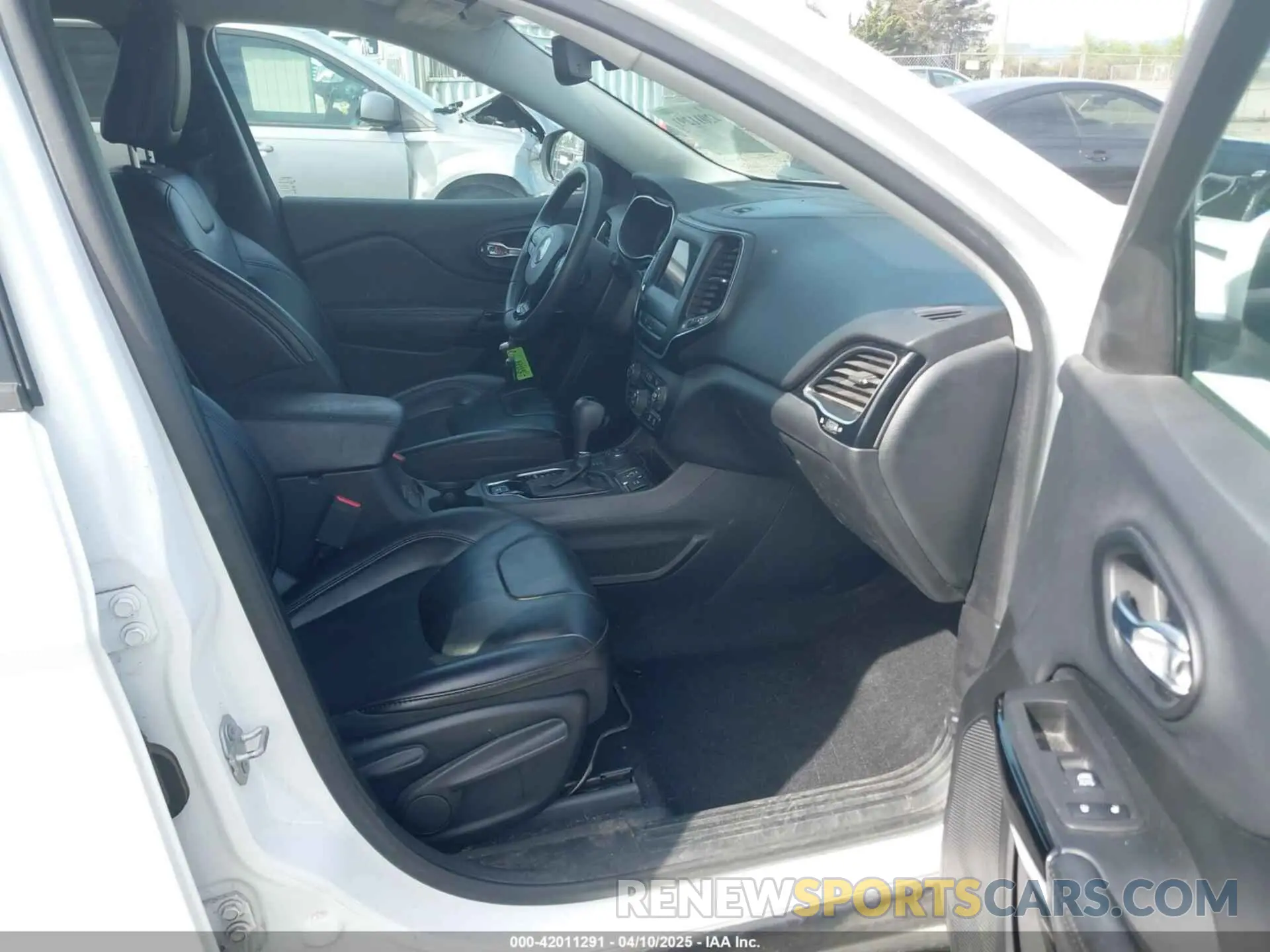 5 Photograph of a damaged car 1C4PJMLX2KD432659 JEEP CHEROKEE 2019