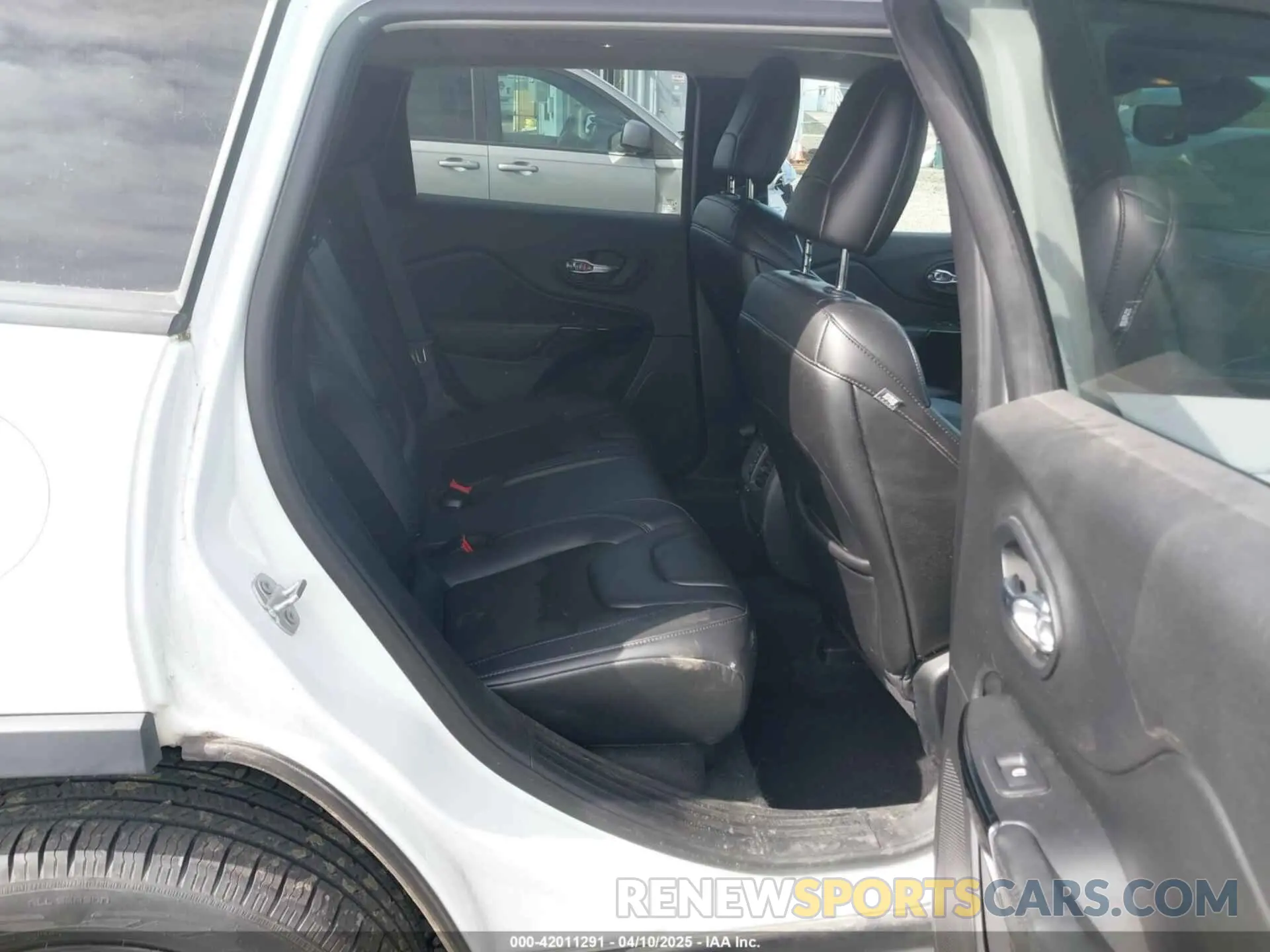 8 Photograph of a damaged car 1C4PJMLX2KD432659 JEEP CHEROKEE 2019