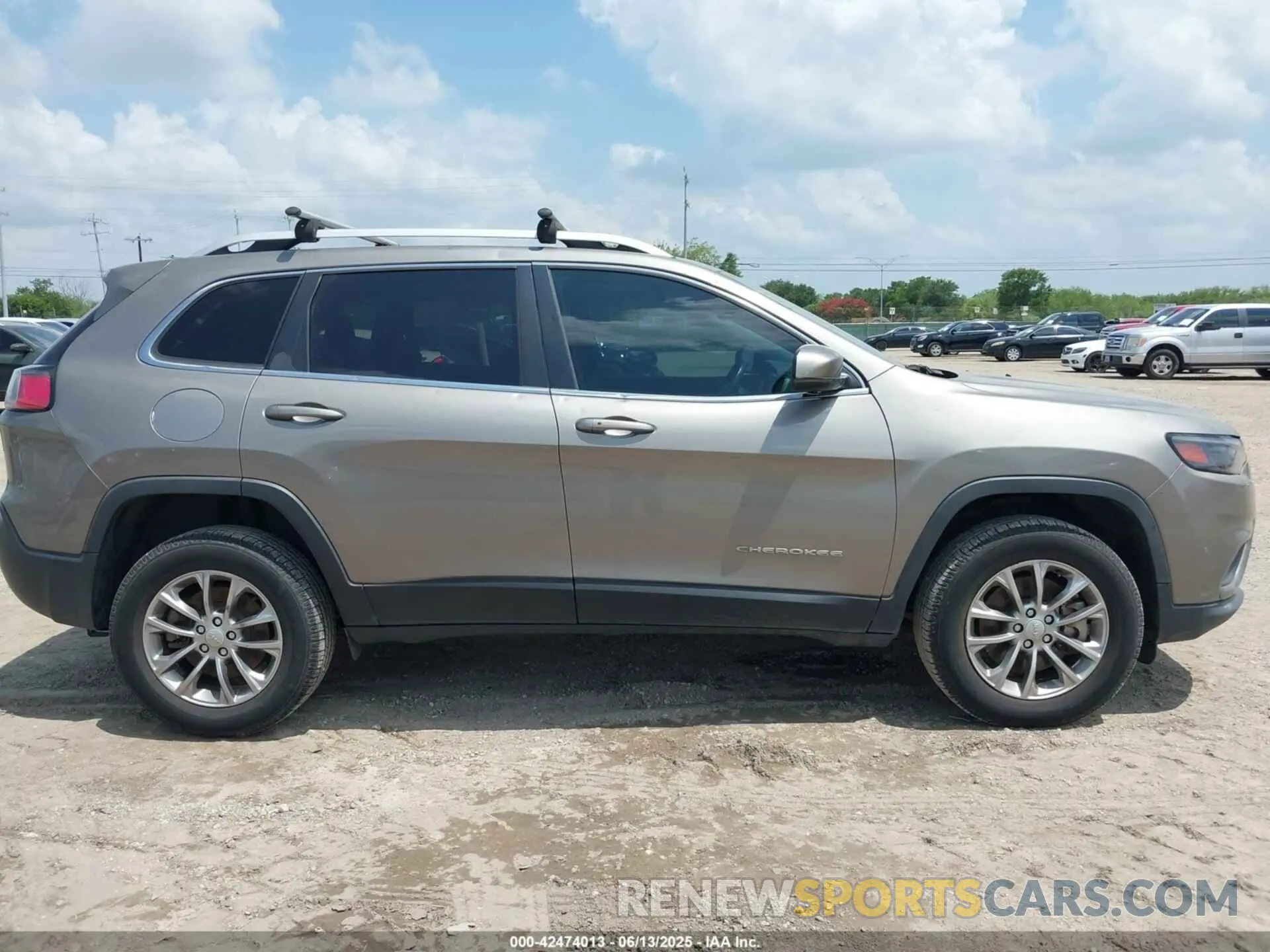 13 Photograph of a damaged car 1C4PJMLX3KD105008 JEEP CHEROKEE 2019
