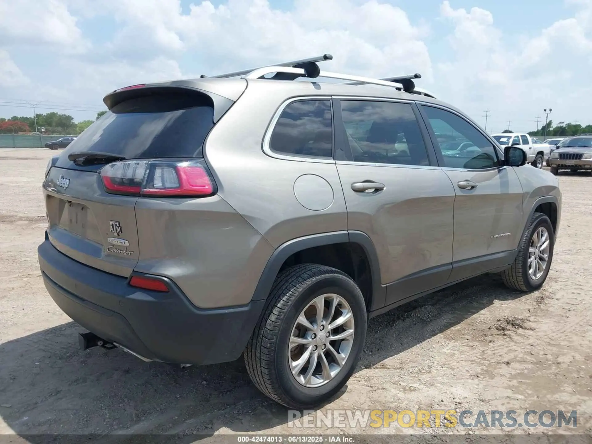 4 Photograph of a damaged car 1C4PJMLX3KD105008 JEEP CHEROKEE 2019