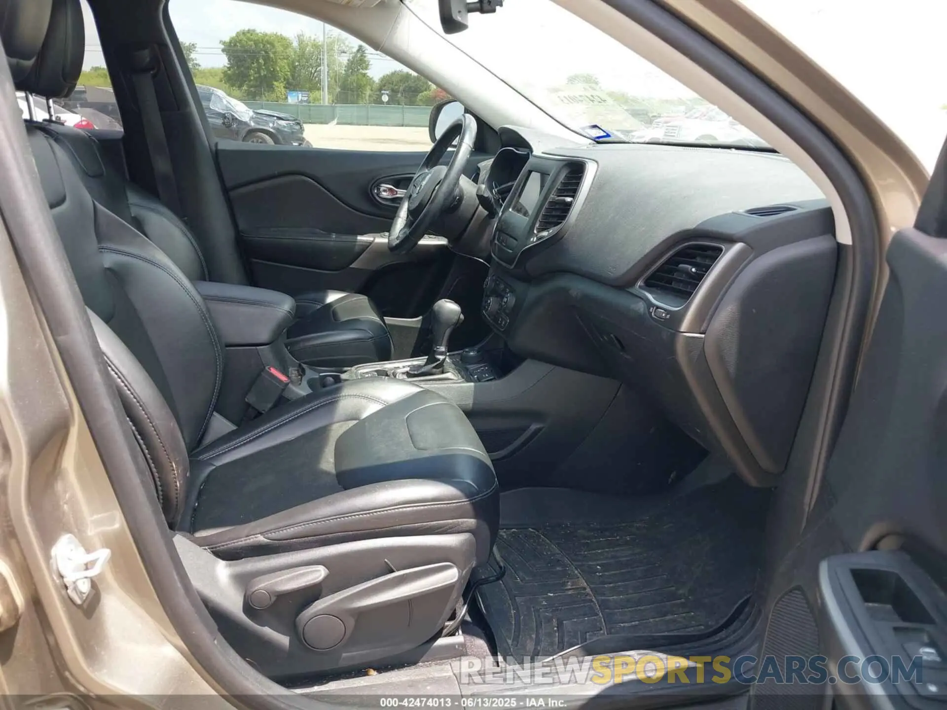5 Photograph of a damaged car 1C4PJMLX3KD105008 JEEP CHEROKEE 2019