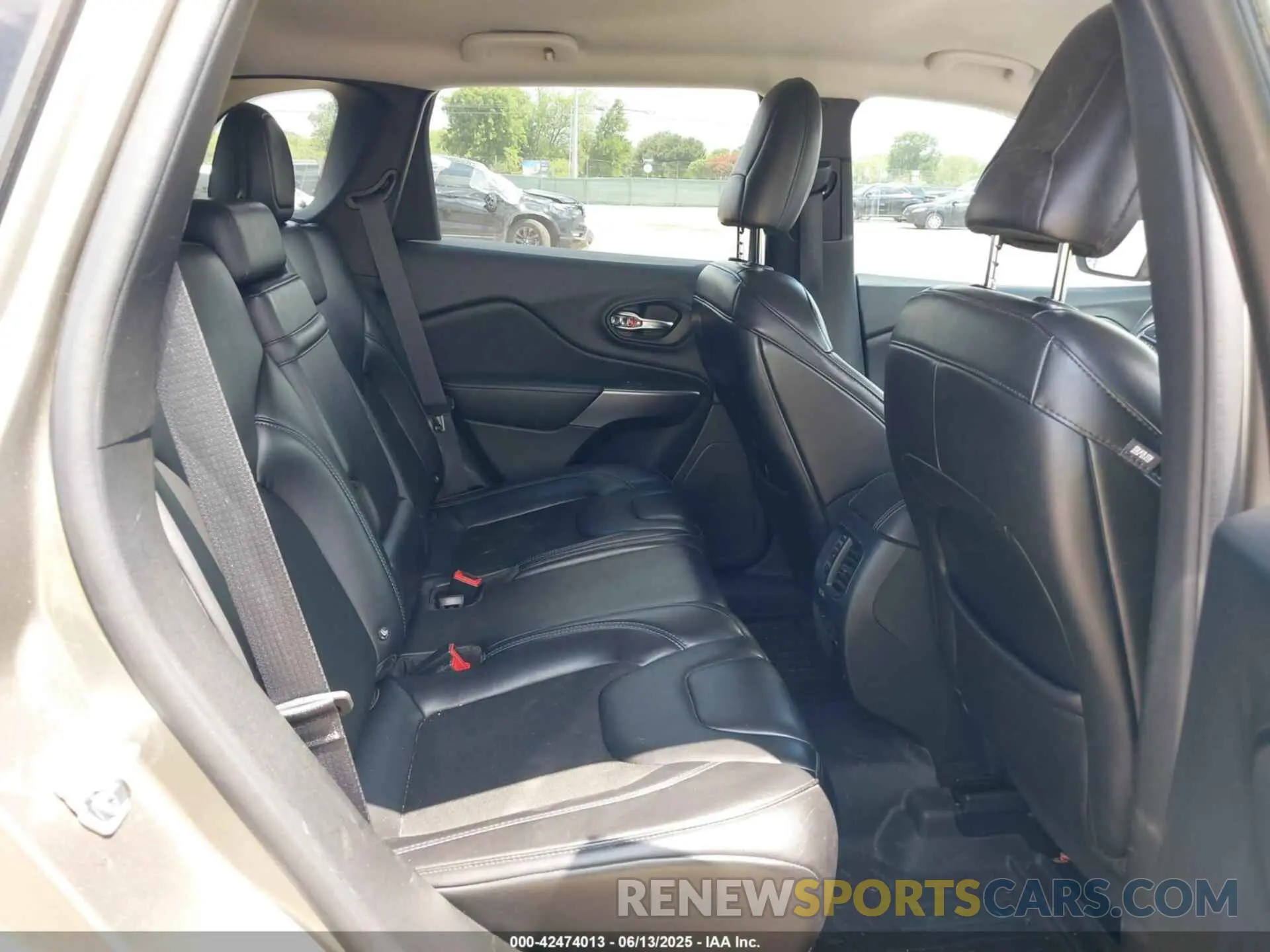 8 Photograph of a damaged car 1C4PJMLX3KD105008 JEEP CHEROKEE 2019
