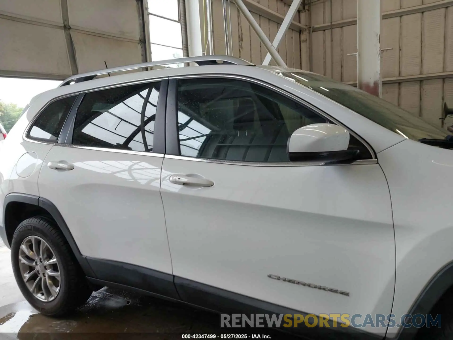 13 Photograph of a damaged car 1C4PJMLX3KD224550 JEEP CHEROKEE 2019