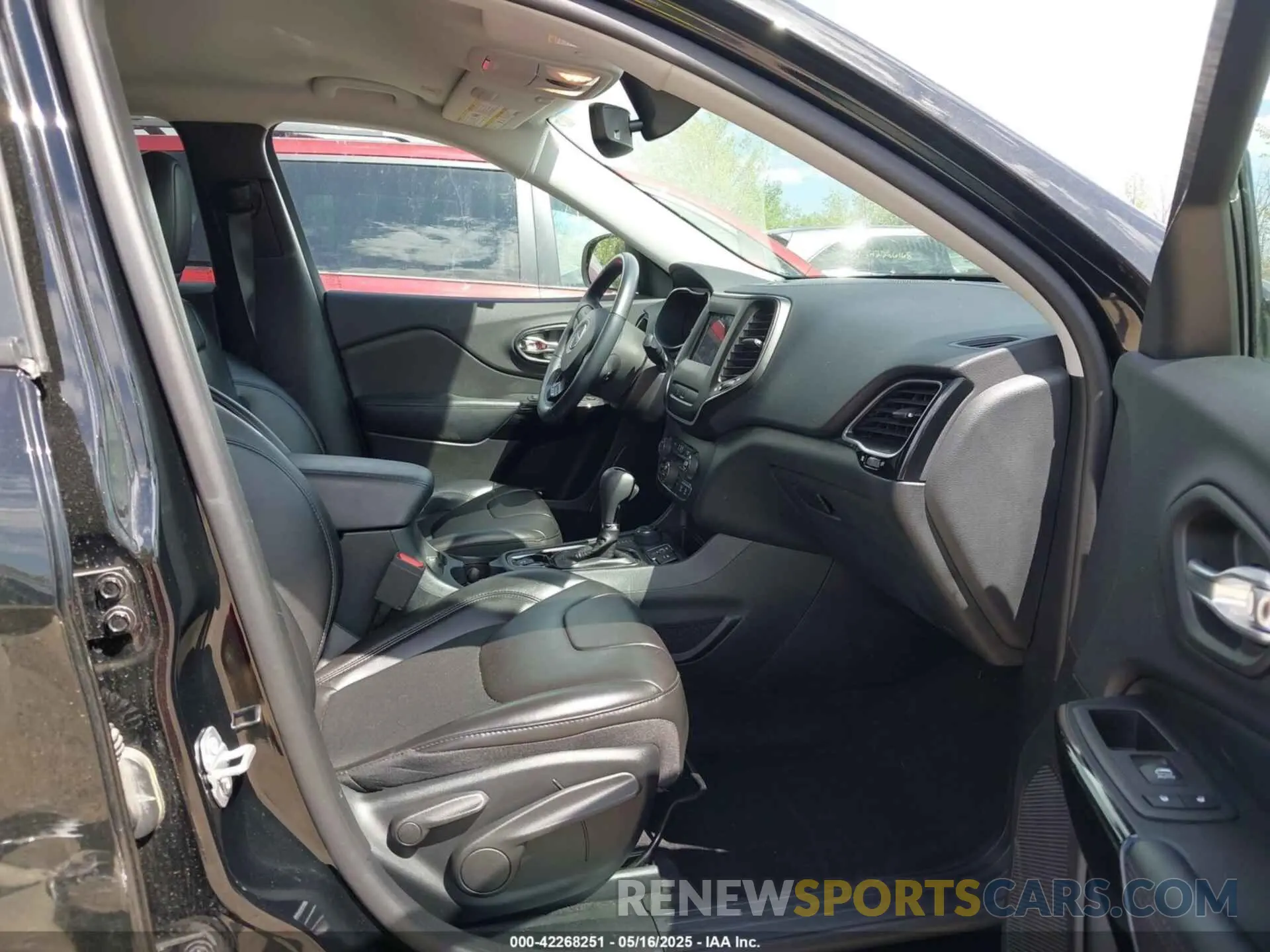 5 Photograph of a damaged car 1C4PJMLX3KD382922 JEEP CHEROKEE 2019