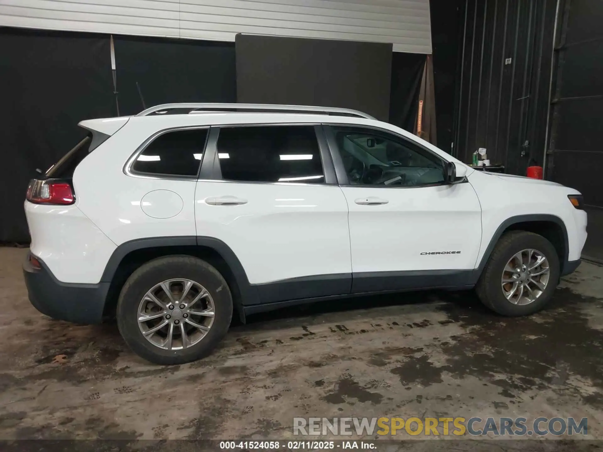 13 Photograph of a damaged car 1C4PJMLX4KD232091 JEEP CHEROKEE 2019