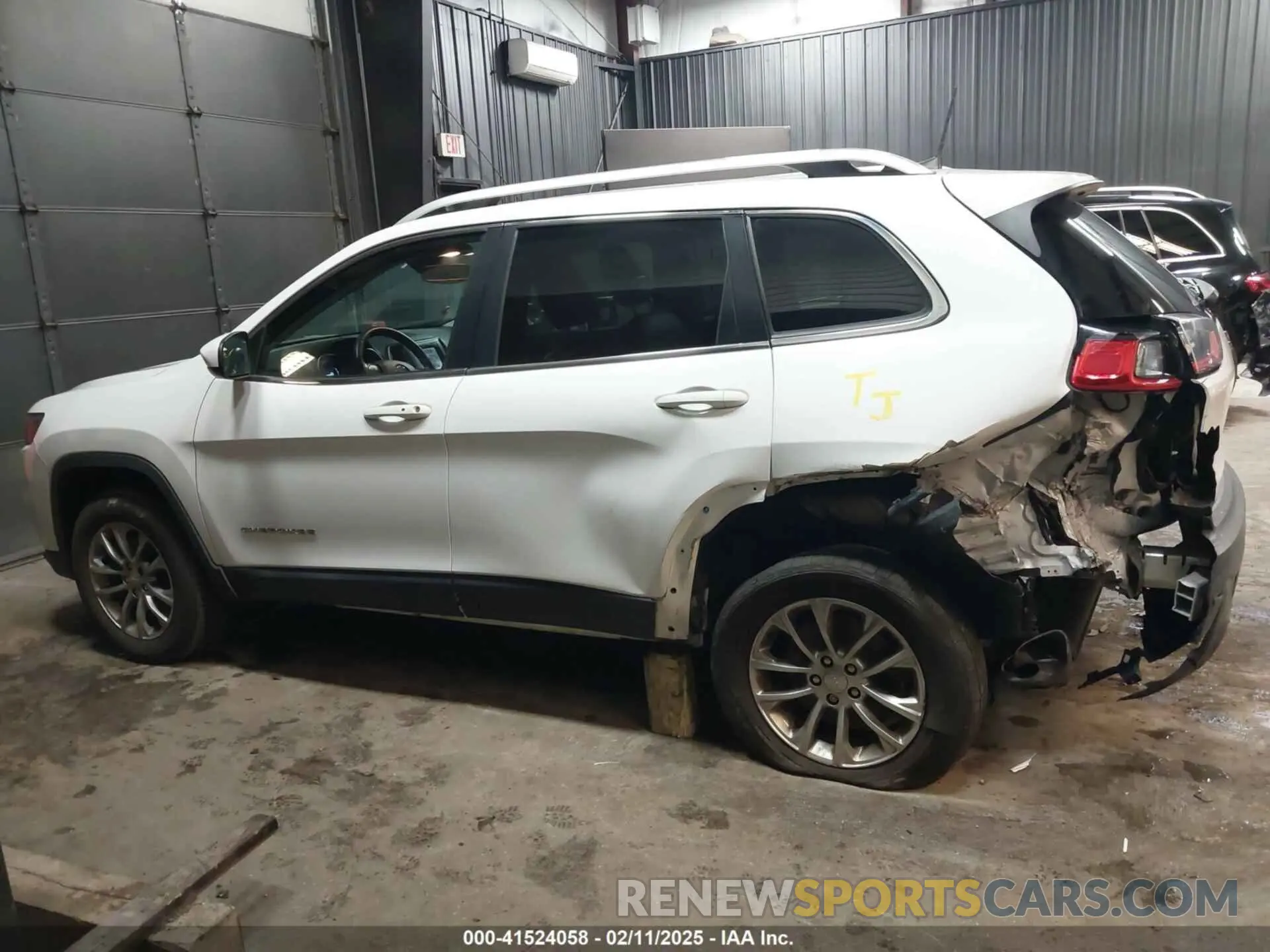 14 Photograph of a damaged car 1C4PJMLX4KD232091 JEEP CHEROKEE 2019