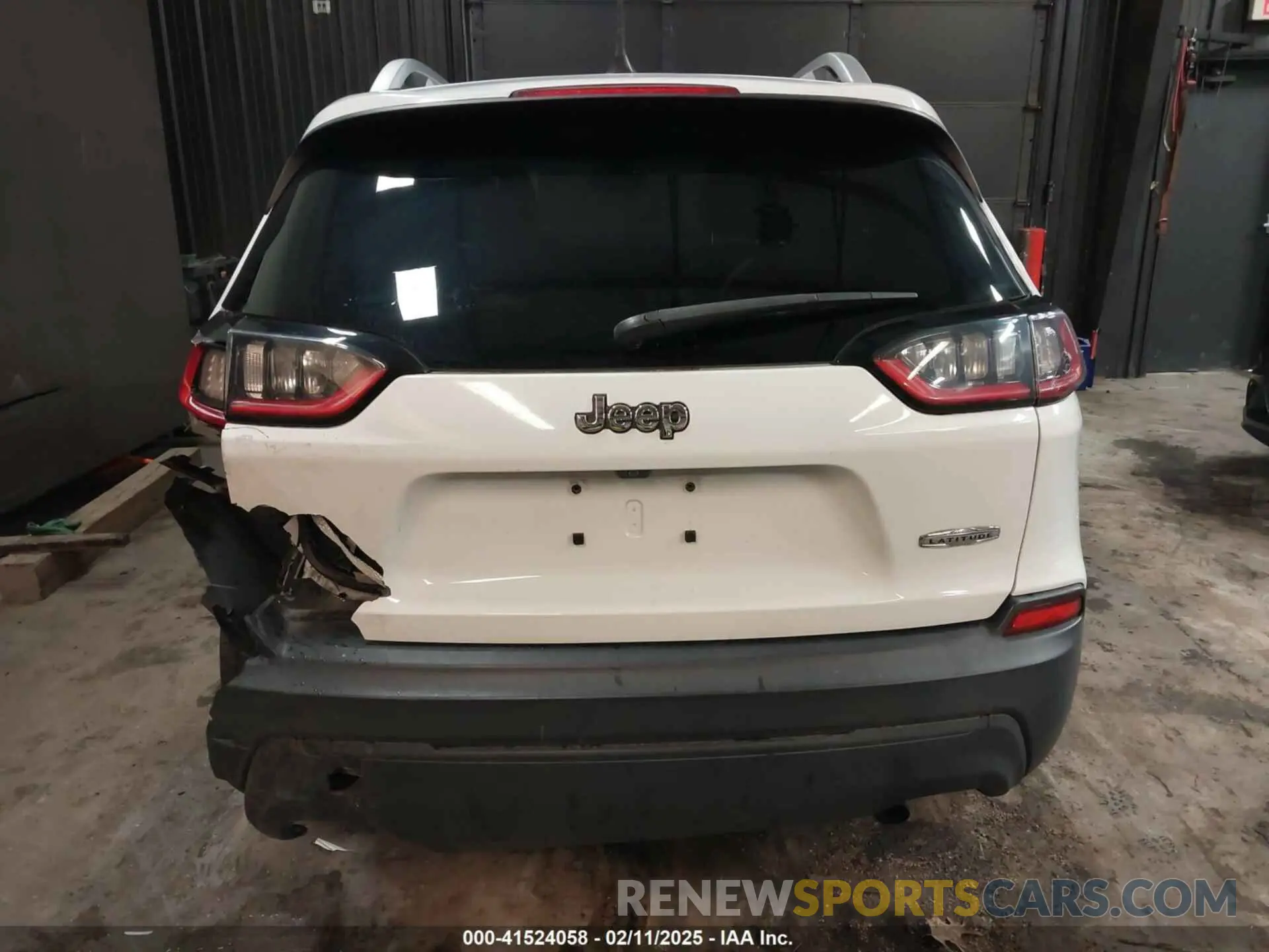 16 Photograph of a damaged car 1C4PJMLX4KD232091 JEEP CHEROKEE 2019