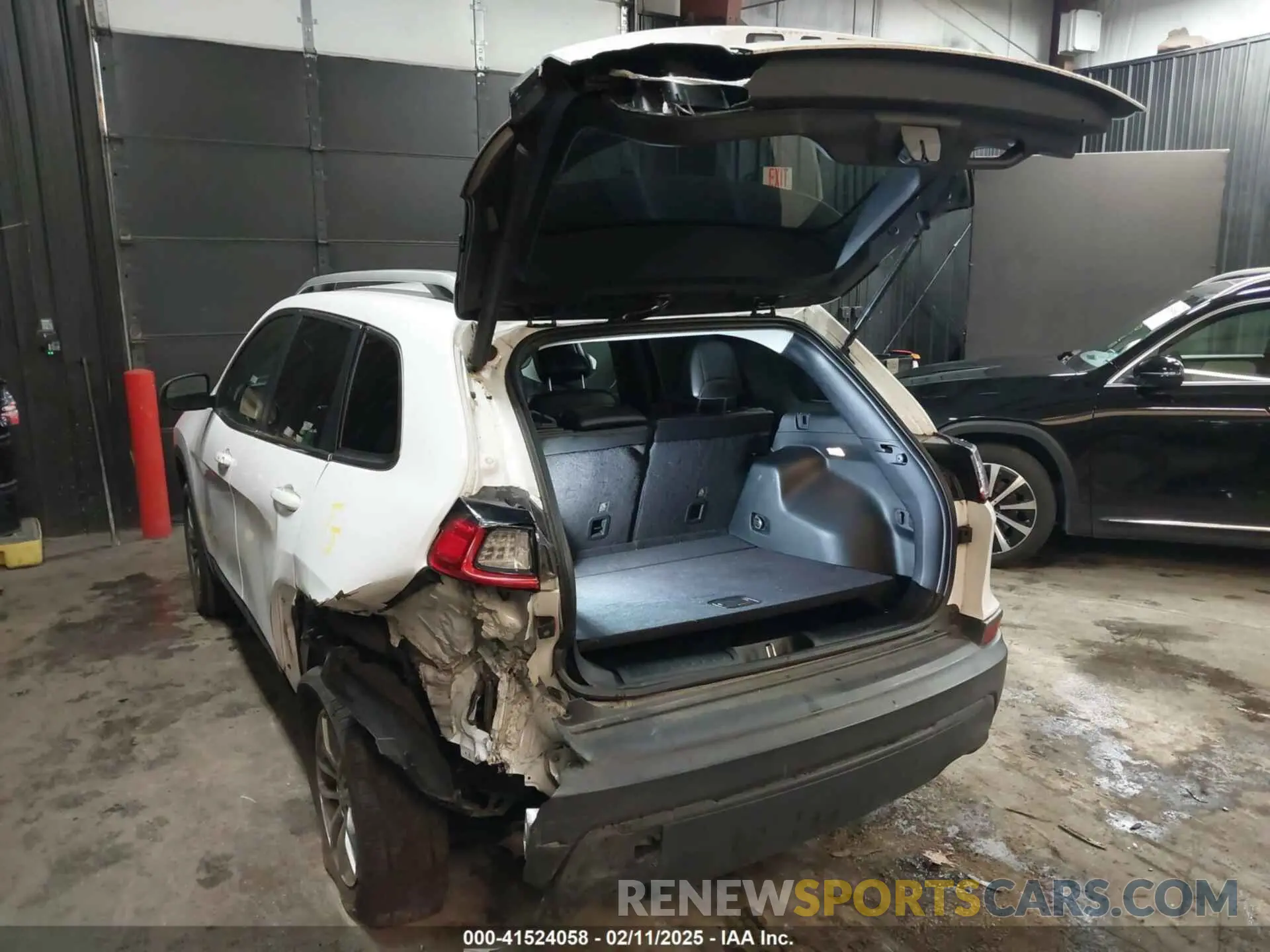 3 Photograph of a damaged car 1C4PJMLX4KD232091 JEEP CHEROKEE 2019