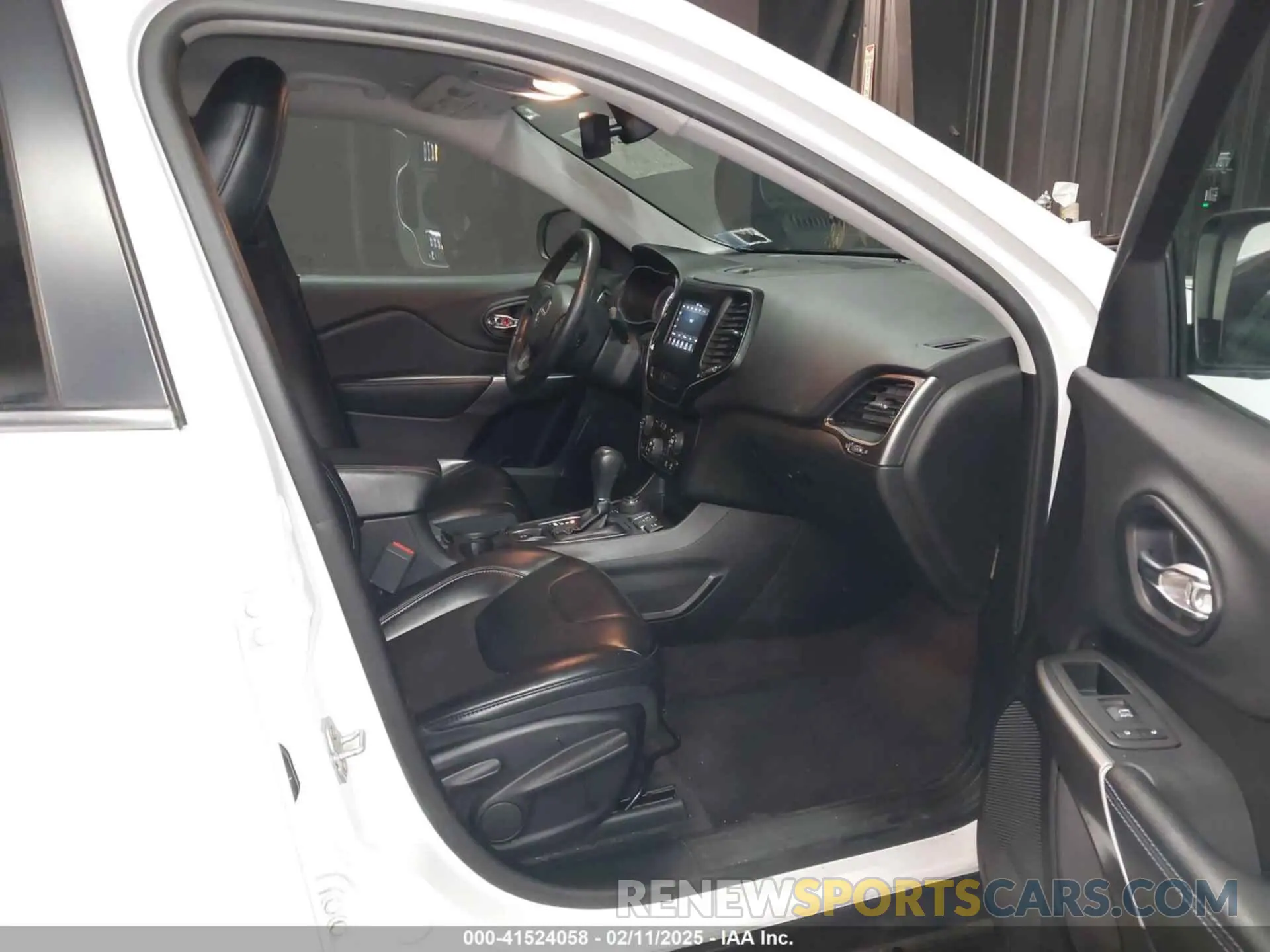 5 Photograph of a damaged car 1C4PJMLX4KD232091 JEEP CHEROKEE 2019