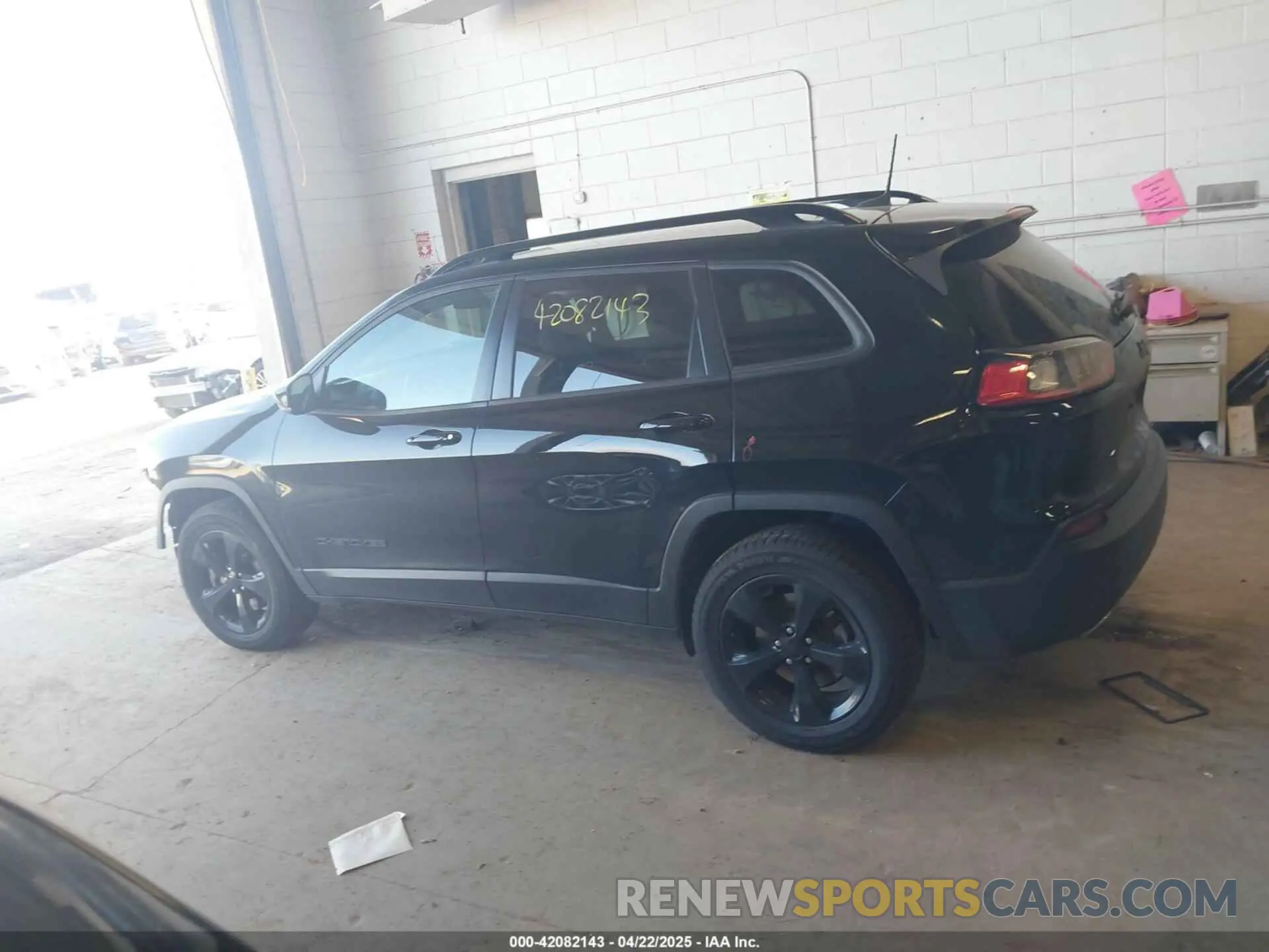 14 Photograph of a damaged car 1C4PJMLX5KD307137 JEEP CHEROKEE 2019