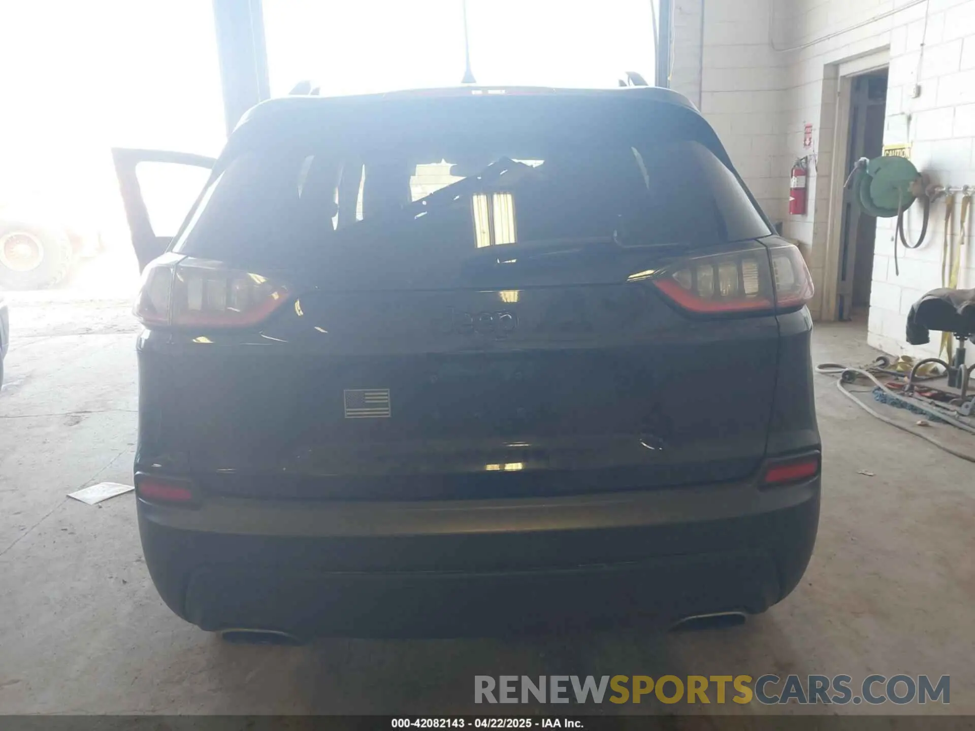 16 Photograph of a damaged car 1C4PJMLX5KD307137 JEEP CHEROKEE 2019
