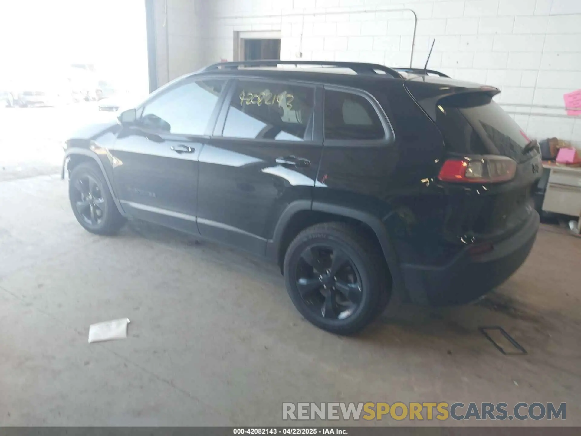 3 Photograph of a damaged car 1C4PJMLX5KD307137 JEEP CHEROKEE 2019