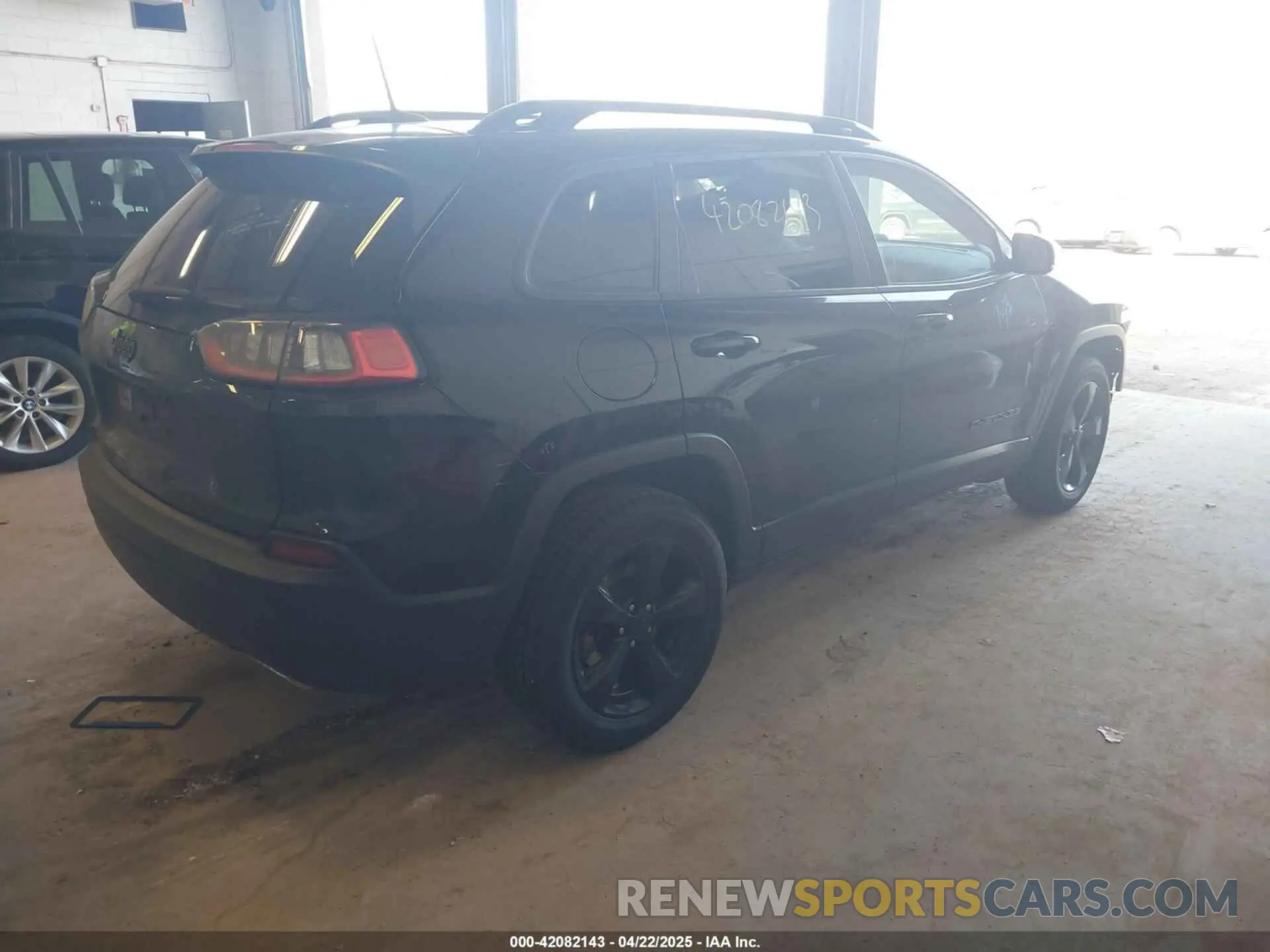 4 Photograph of a damaged car 1C4PJMLX5KD307137 JEEP CHEROKEE 2019