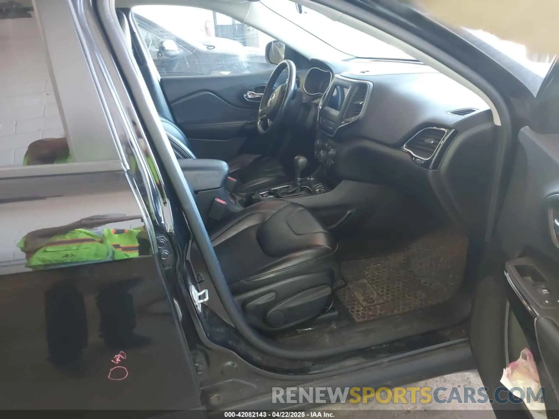 5 Photograph of a damaged car 1C4PJMLX5KD307137 JEEP CHEROKEE 2019