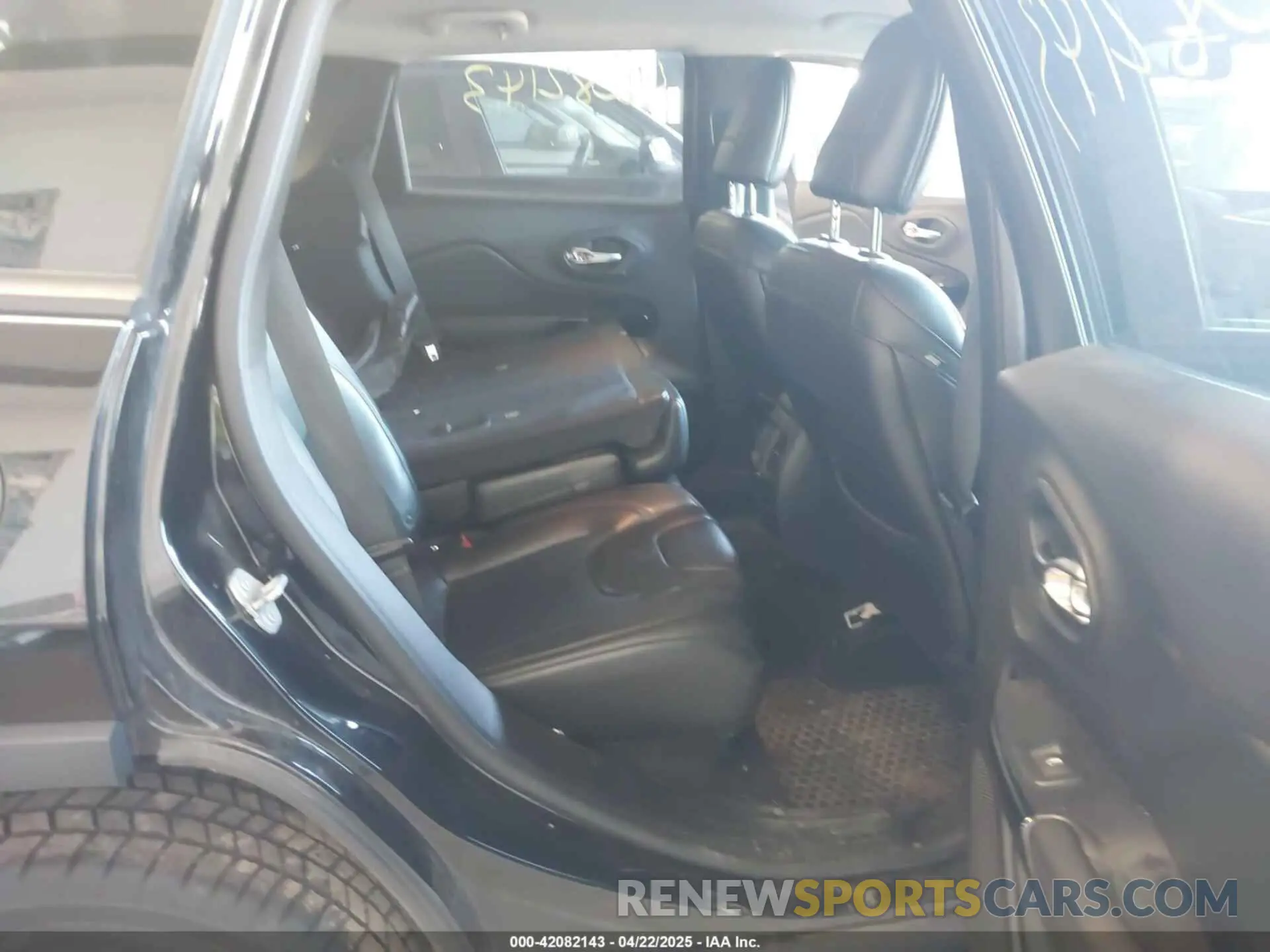 8 Photograph of a damaged car 1C4PJMLX5KD307137 JEEP CHEROKEE 2019