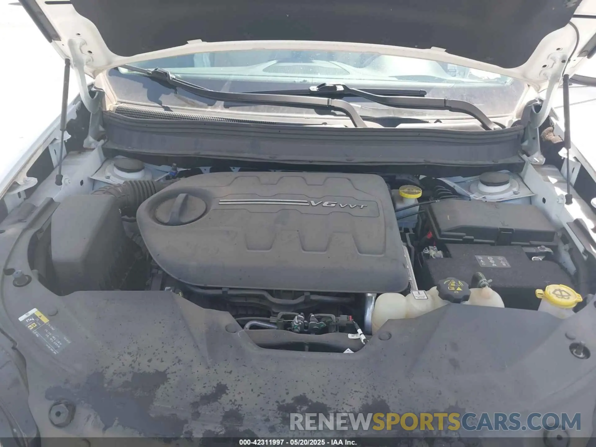 10 Photograph of a damaged car 1C4PJMLX5KD471438 JEEP CHEROKEE 2019