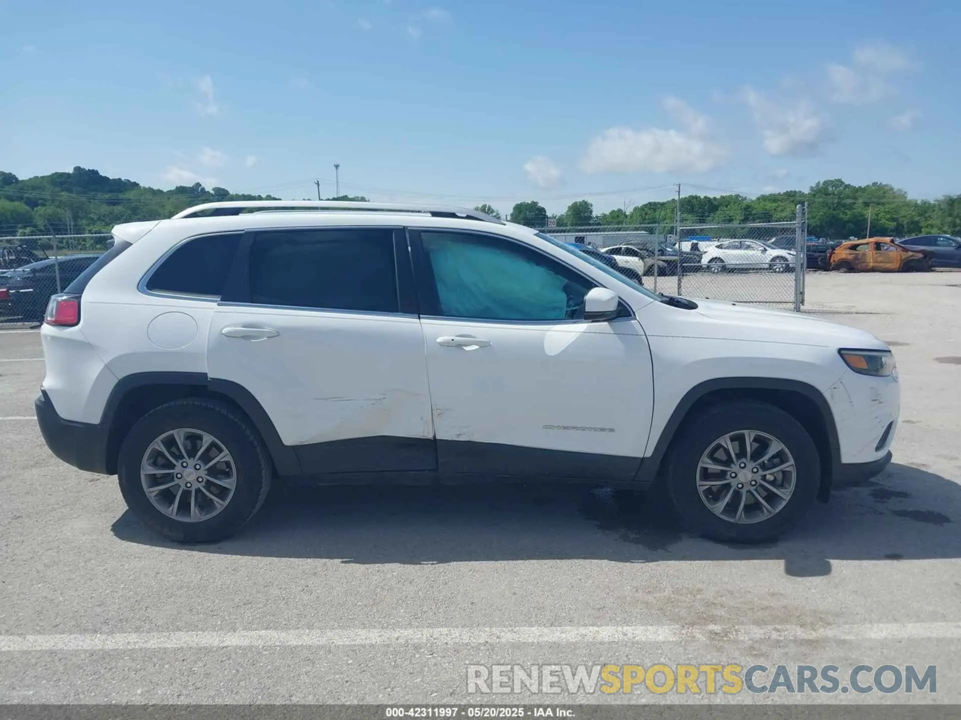 12 Photograph of a damaged car 1C4PJMLX5KD471438 JEEP CHEROKEE 2019