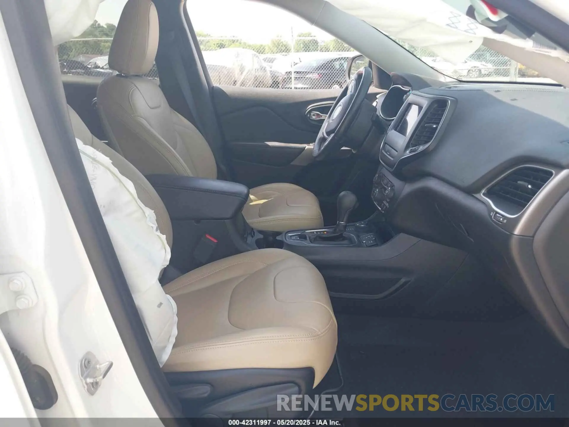 5 Photograph of a damaged car 1C4PJMLX5KD471438 JEEP CHEROKEE 2019