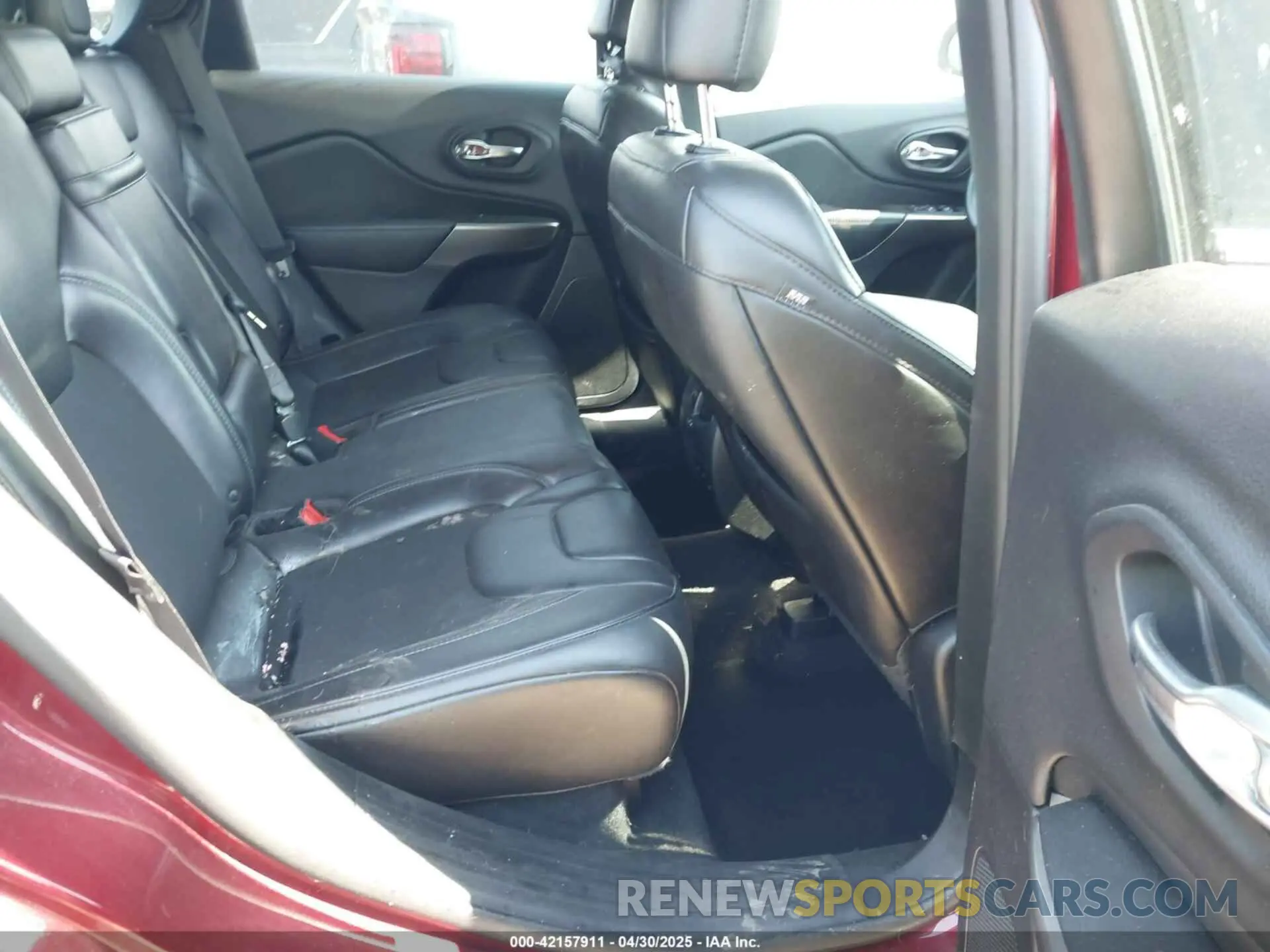 8 Photograph of a damaged car 1C4PJMLX7KD252805 JEEP CHEROKEE 2019