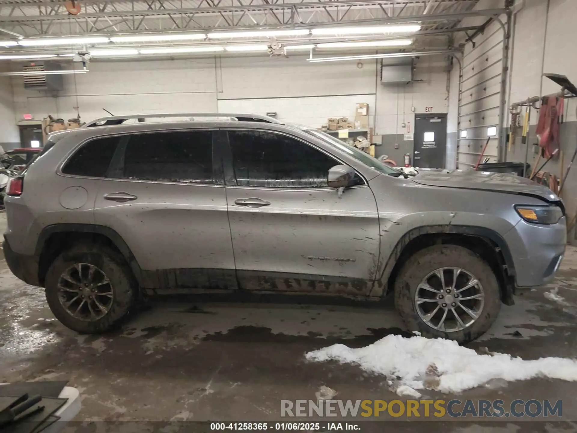 14 Photograph of a damaged car 1C4PJMLX8KD137307 JEEP CHEROKEE 2019