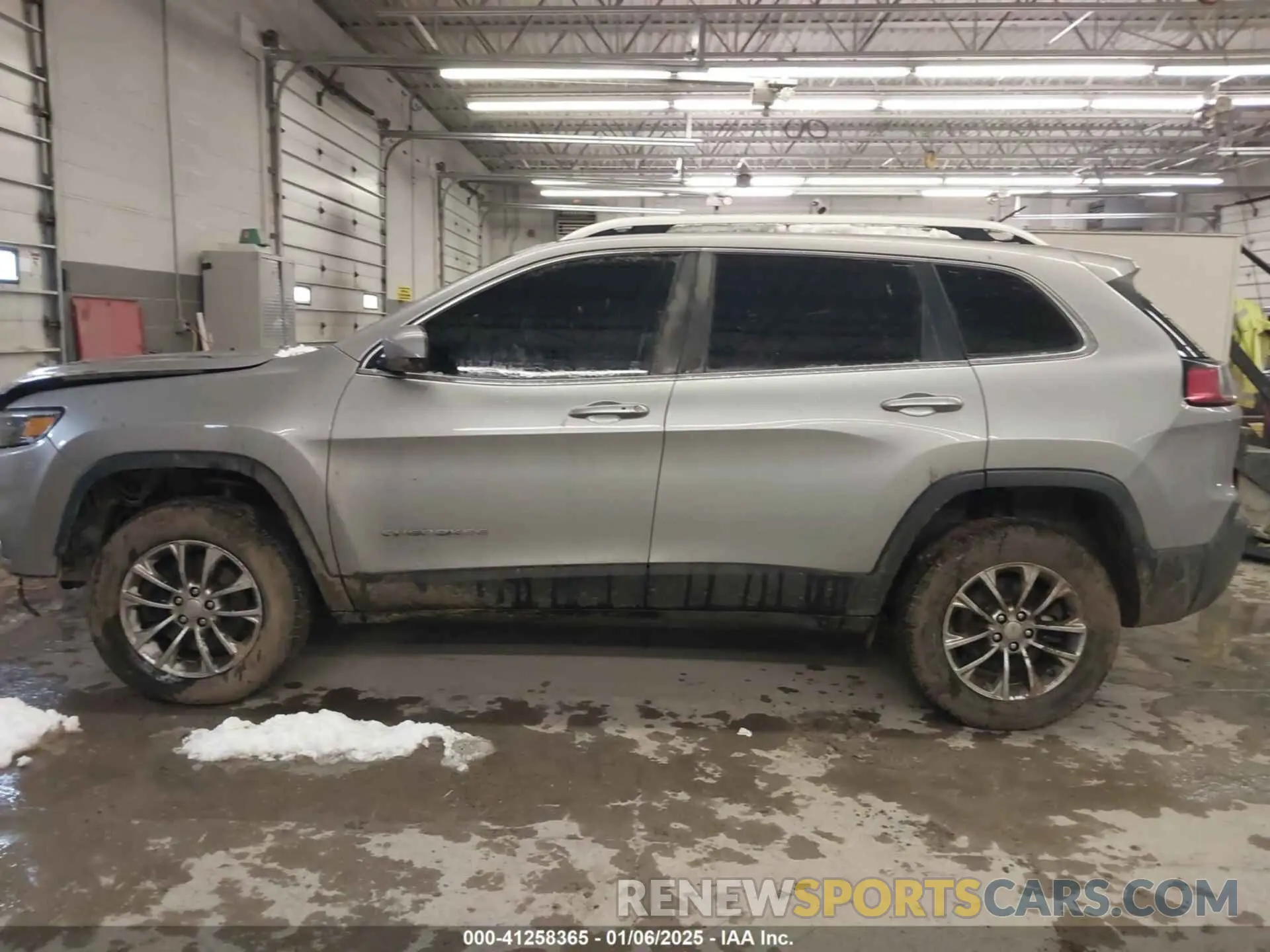 15 Photograph of a damaged car 1C4PJMLX8KD137307 JEEP CHEROKEE 2019