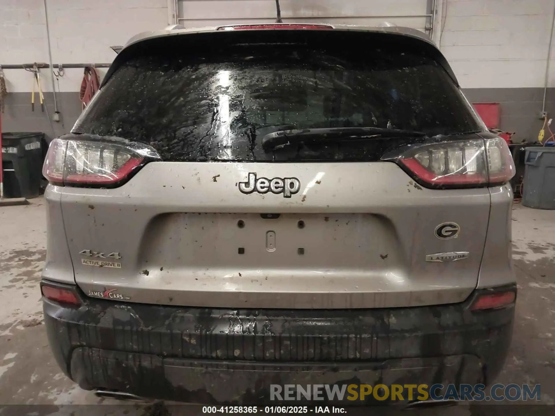 17 Photograph of a damaged car 1C4PJMLX8KD137307 JEEP CHEROKEE 2019