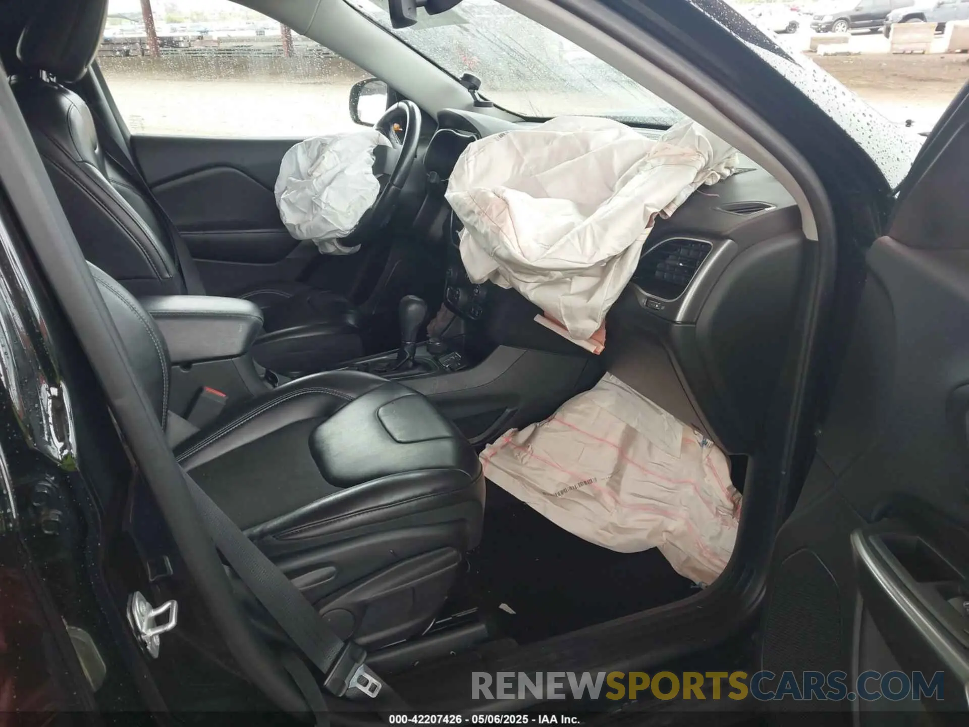 5 Photograph of a damaged car 1C4PJMLX8KD267426 JEEP CHEROKEE 2019
