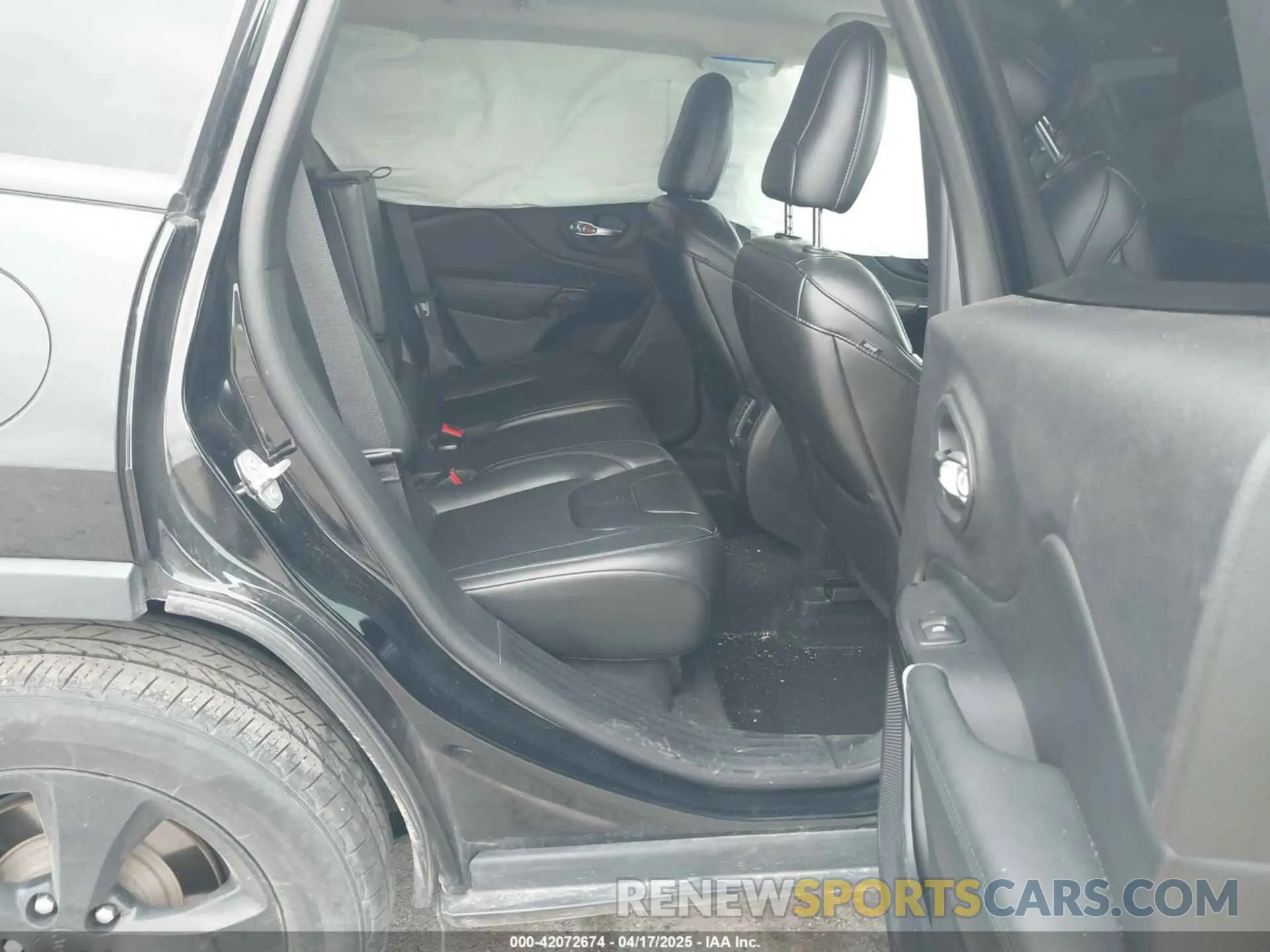 8 Photograph of a damaged car 1C4PJMLX8KD484071 JEEP CHEROKEE 2019