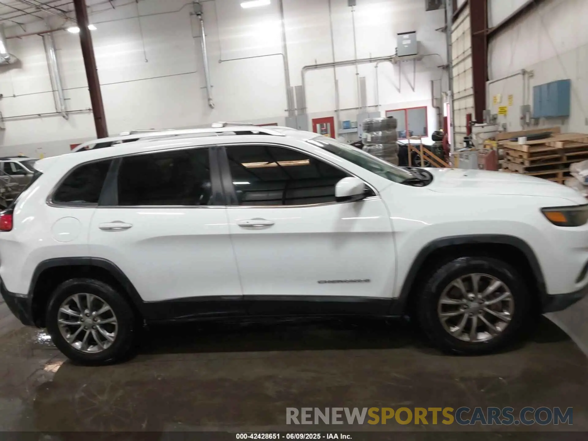 13 Photograph of a damaged car 1C4PJMLX8KD484233 JEEP CHEROKEE 2019