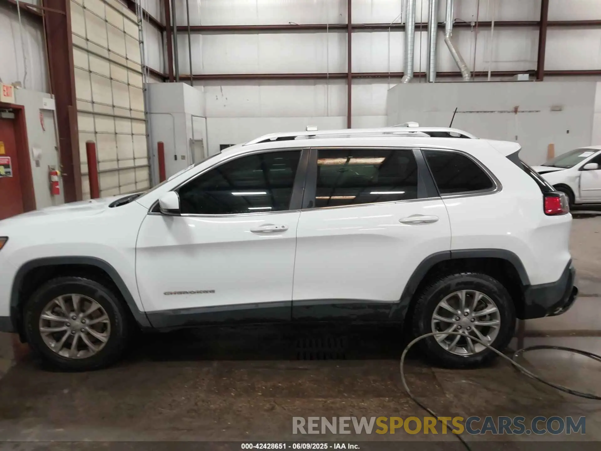 14 Photograph of a damaged car 1C4PJMLX8KD484233 JEEP CHEROKEE 2019