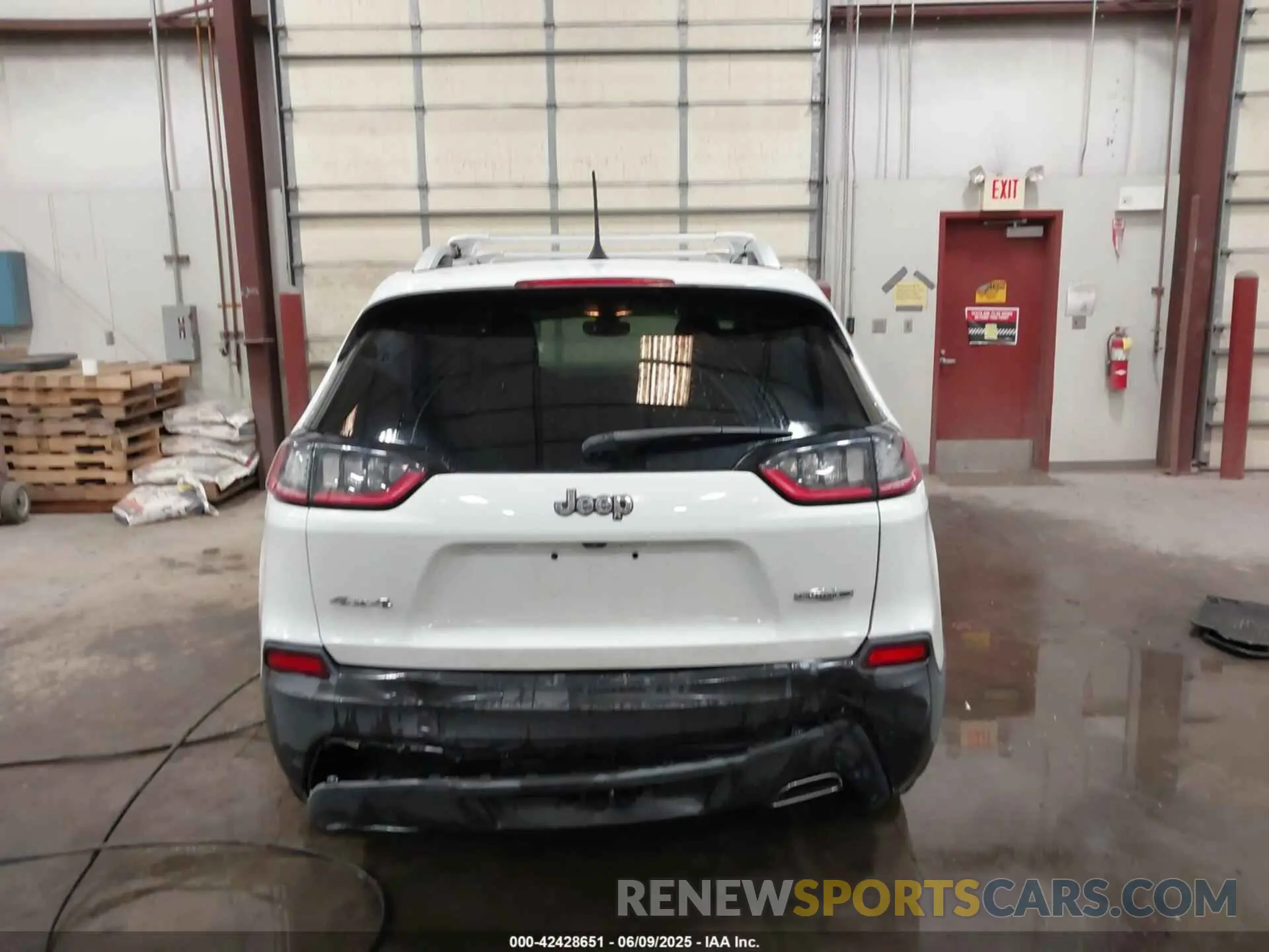 16 Photograph of a damaged car 1C4PJMLX8KD484233 JEEP CHEROKEE 2019