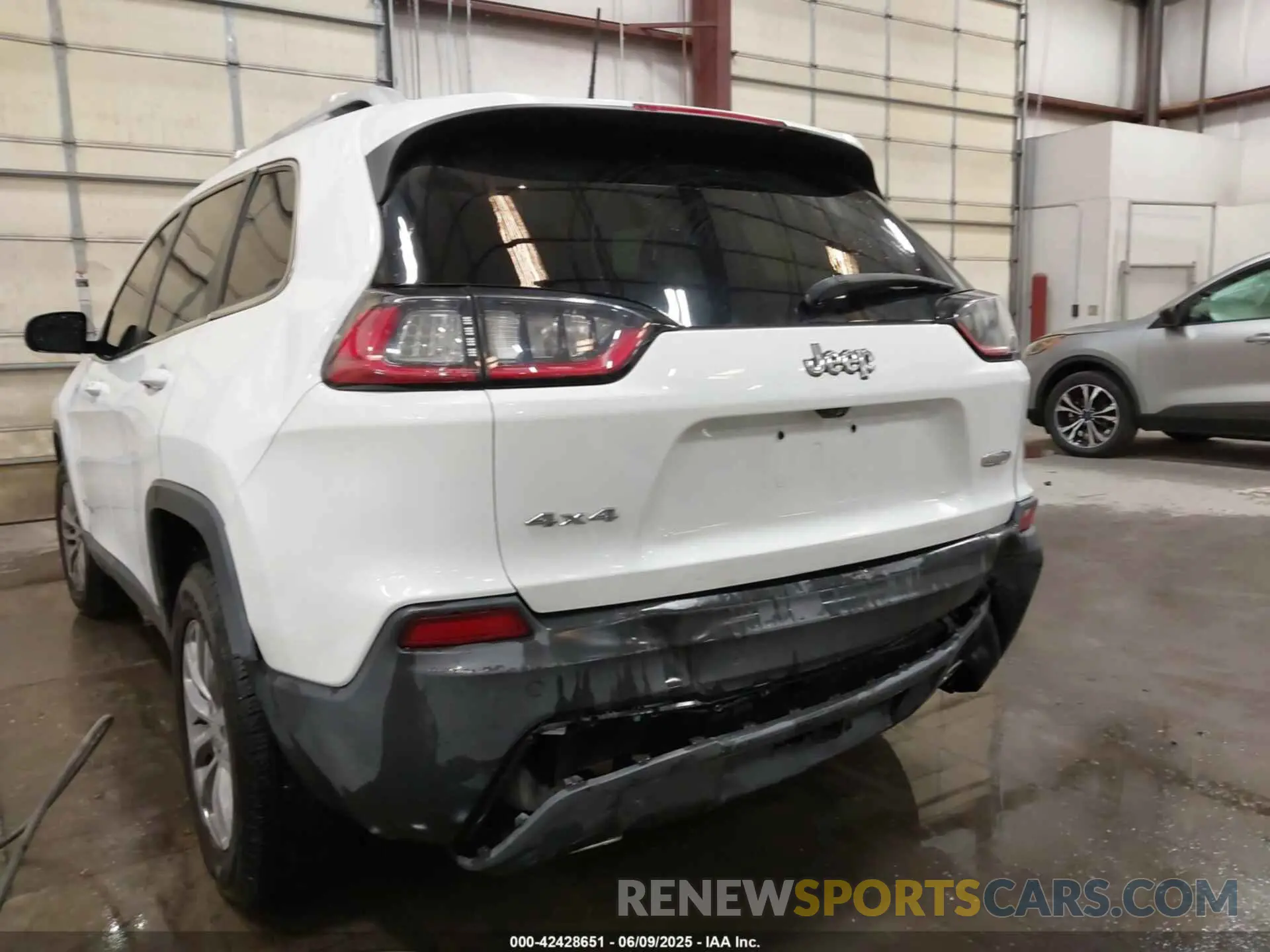 17 Photograph of a damaged car 1C4PJMLX8KD484233 JEEP CHEROKEE 2019