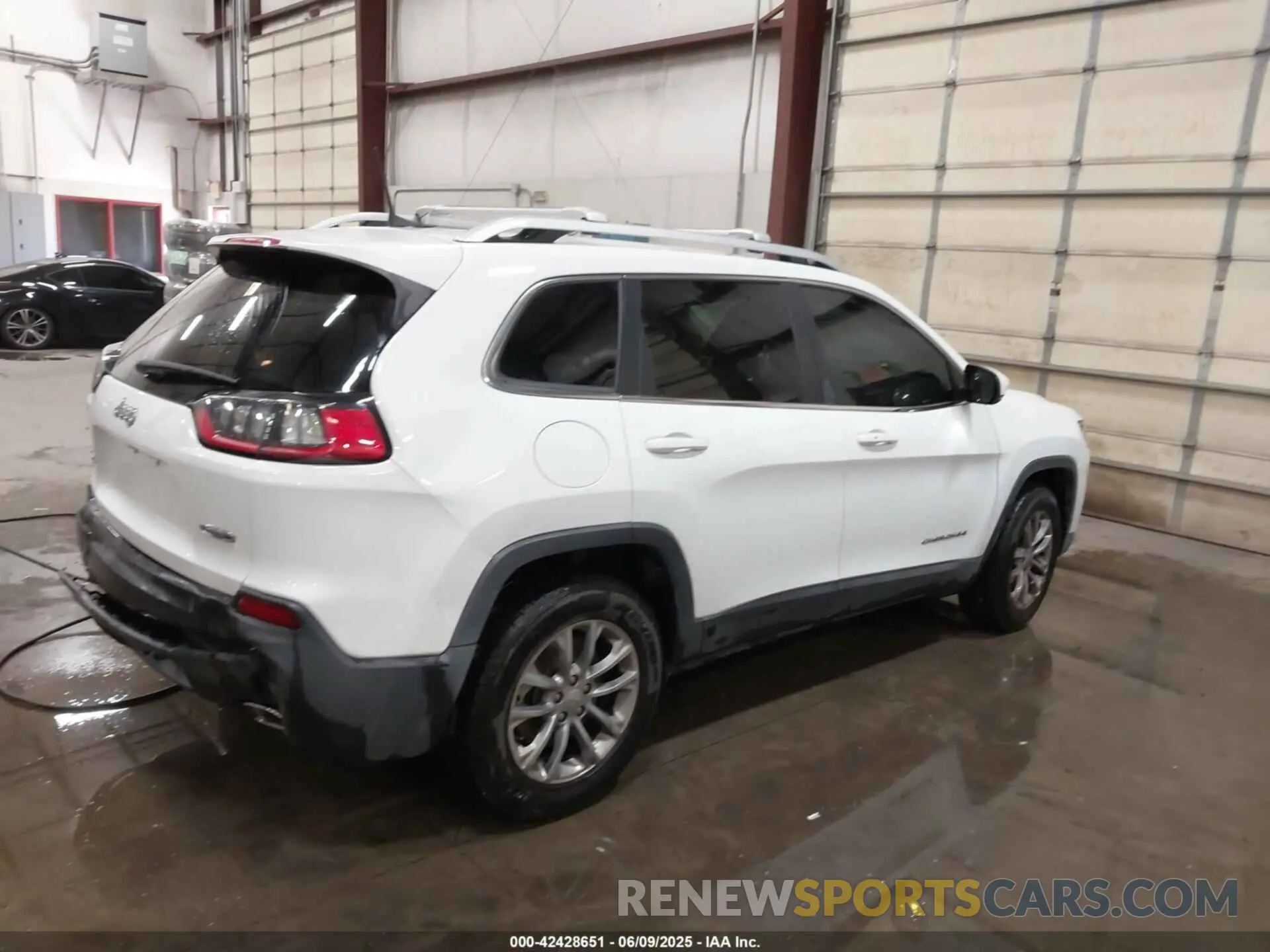 4 Photograph of a damaged car 1C4PJMLX8KD484233 JEEP CHEROKEE 2019