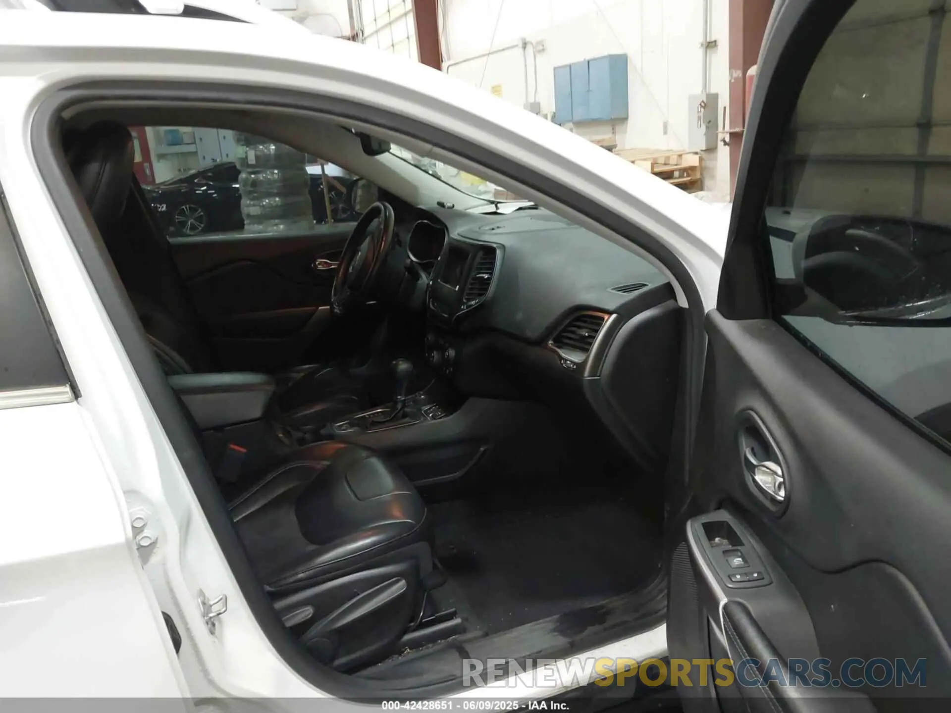 5 Photograph of a damaged car 1C4PJMLX8KD484233 JEEP CHEROKEE 2019