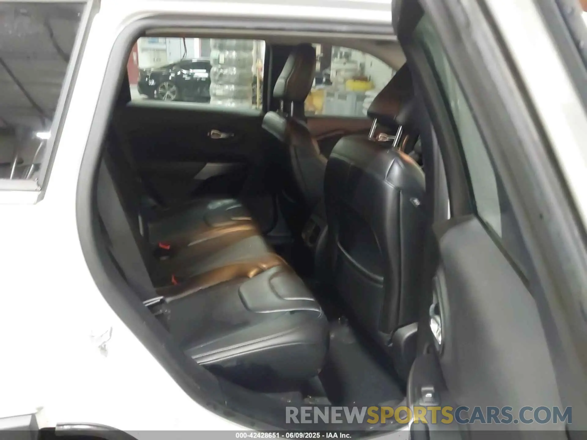 8 Photograph of a damaged car 1C4PJMLX8KD484233 JEEP CHEROKEE 2019