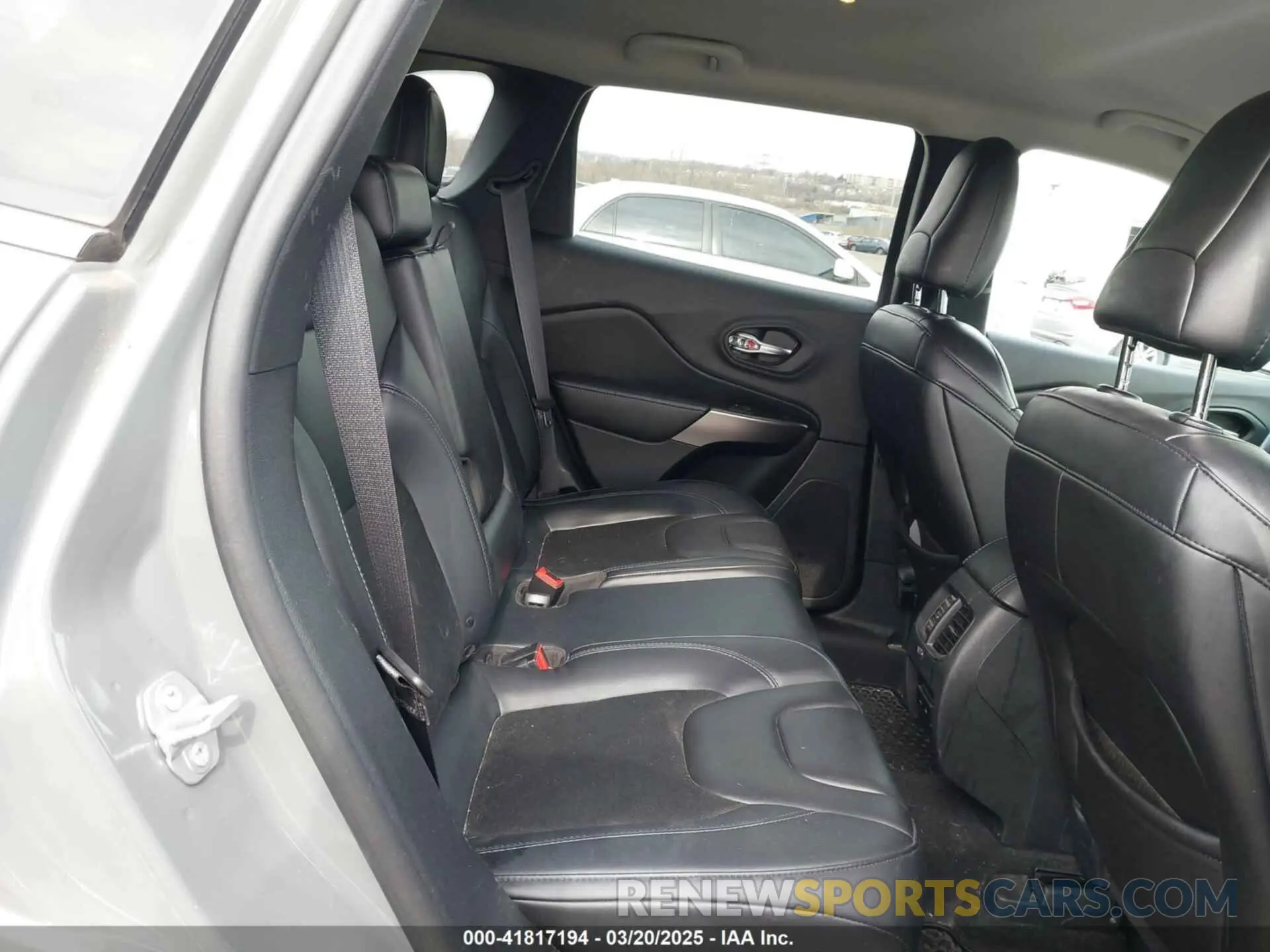 8 Photograph of a damaged car 1C4PJMLX9KD445960 JEEP CHEROKEE 2019