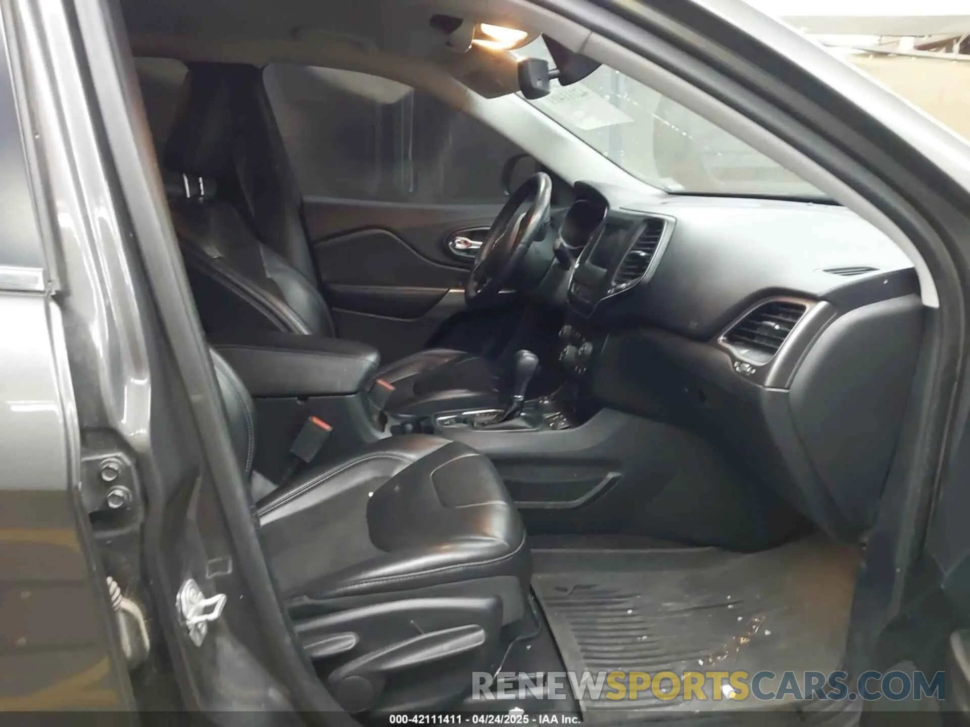 5 Photograph of a damaged car 1C4PJMLXXKD315119 JEEP CHEROKEE 2019