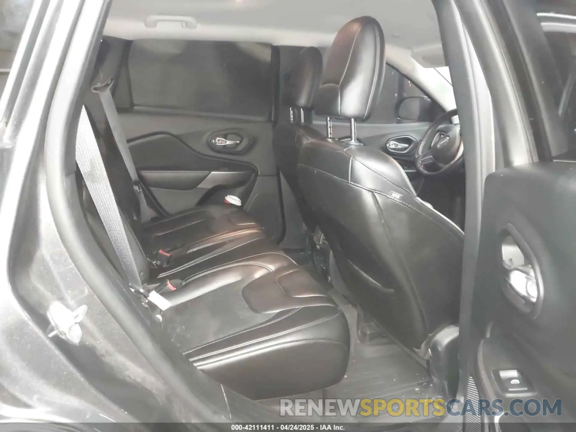 8 Photograph of a damaged car 1C4PJMLXXKD315119 JEEP CHEROKEE 2019