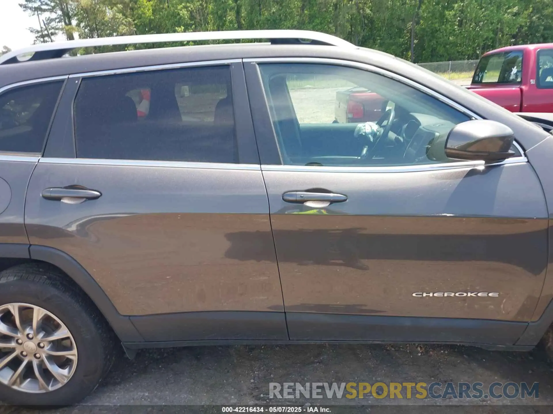 12 Photograph of a damaged car 1C4PJMLXXKD471368 JEEP CHEROKEE 2019