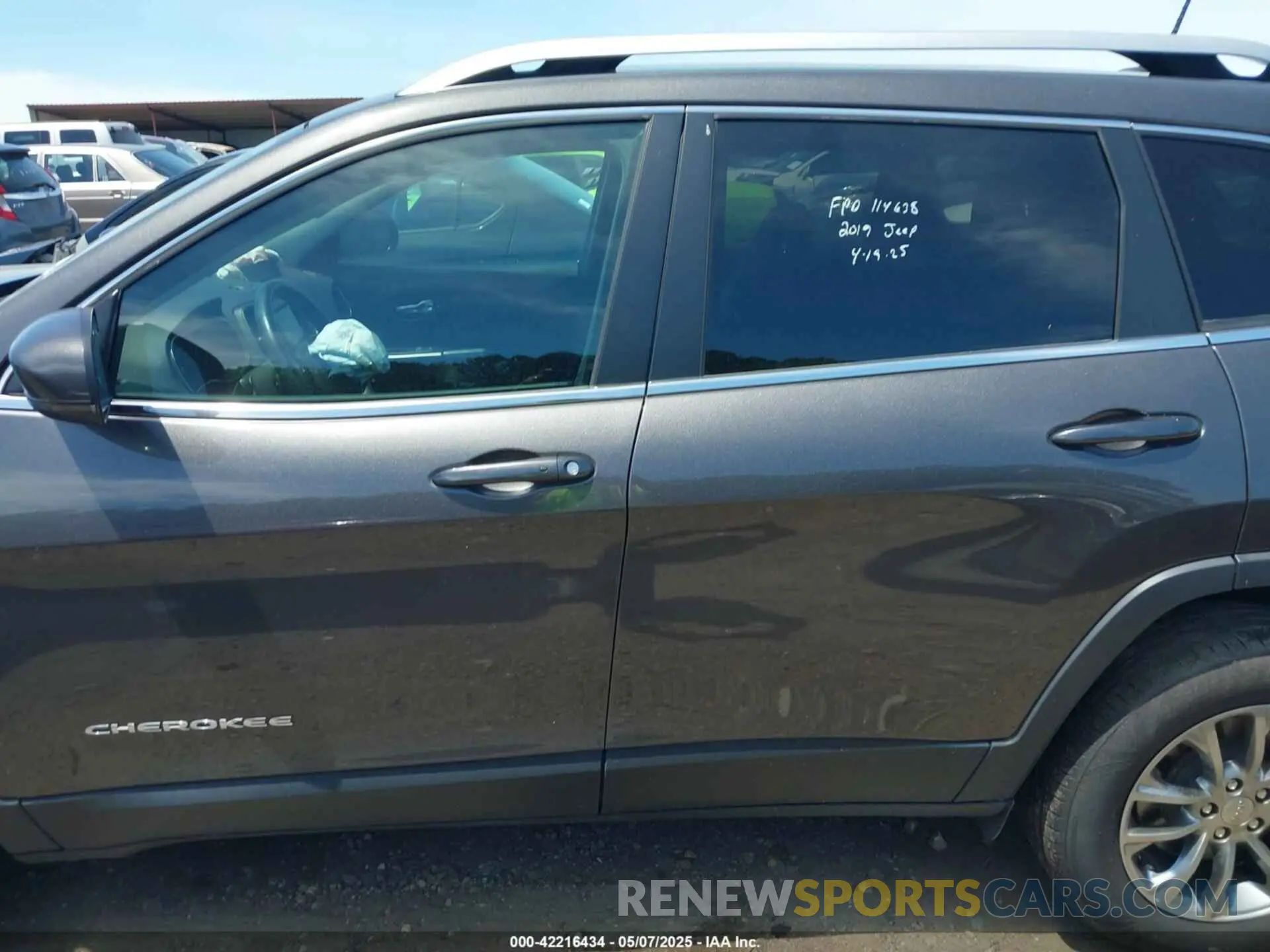 13 Photograph of a damaged car 1C4PJMLXXKD471368 JEEP CHEROKEE 2019