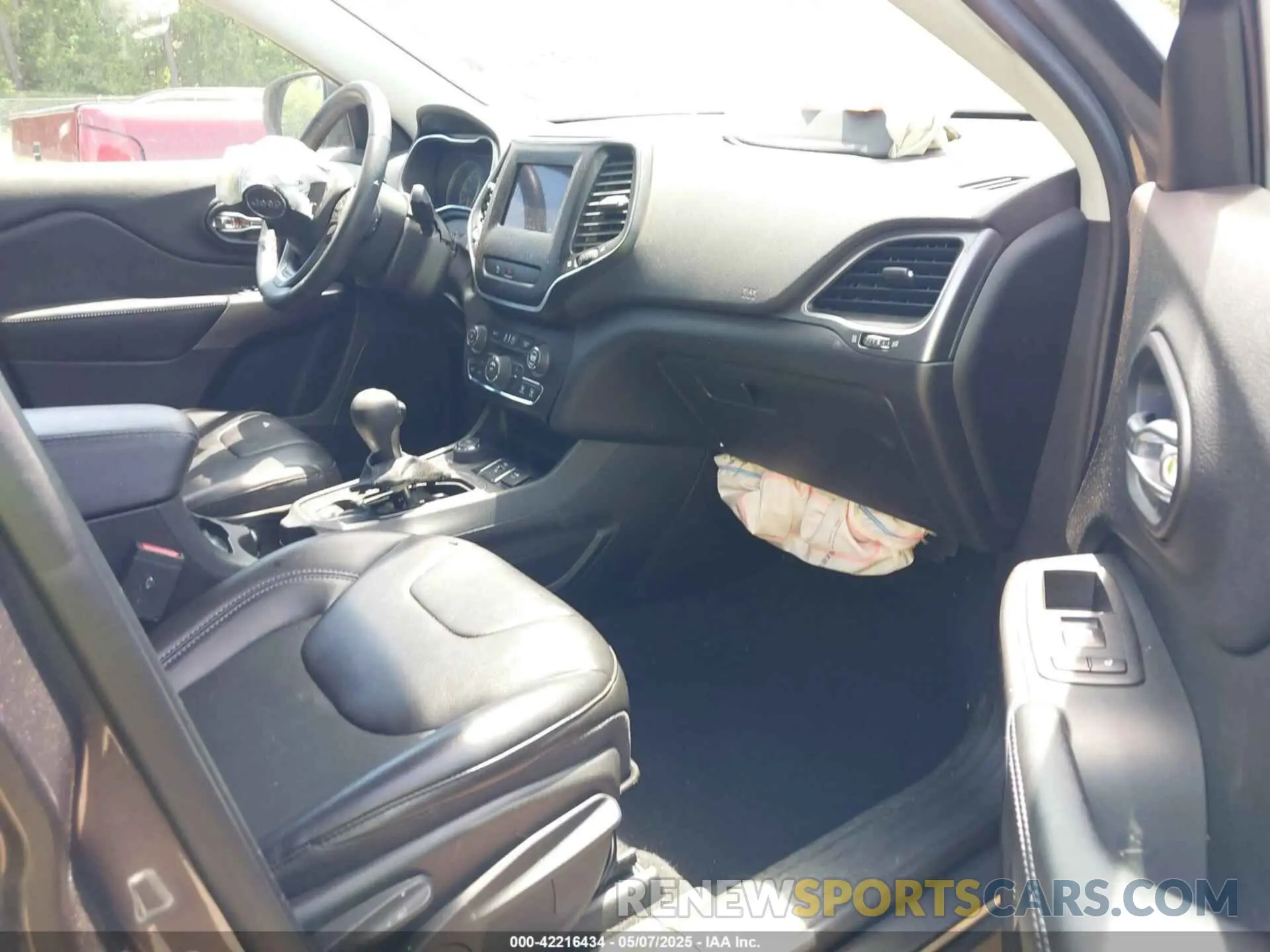 5 Photograph of a damaged car 1C4PJMLXXKD471368 JEEP CHEROKEE 2019