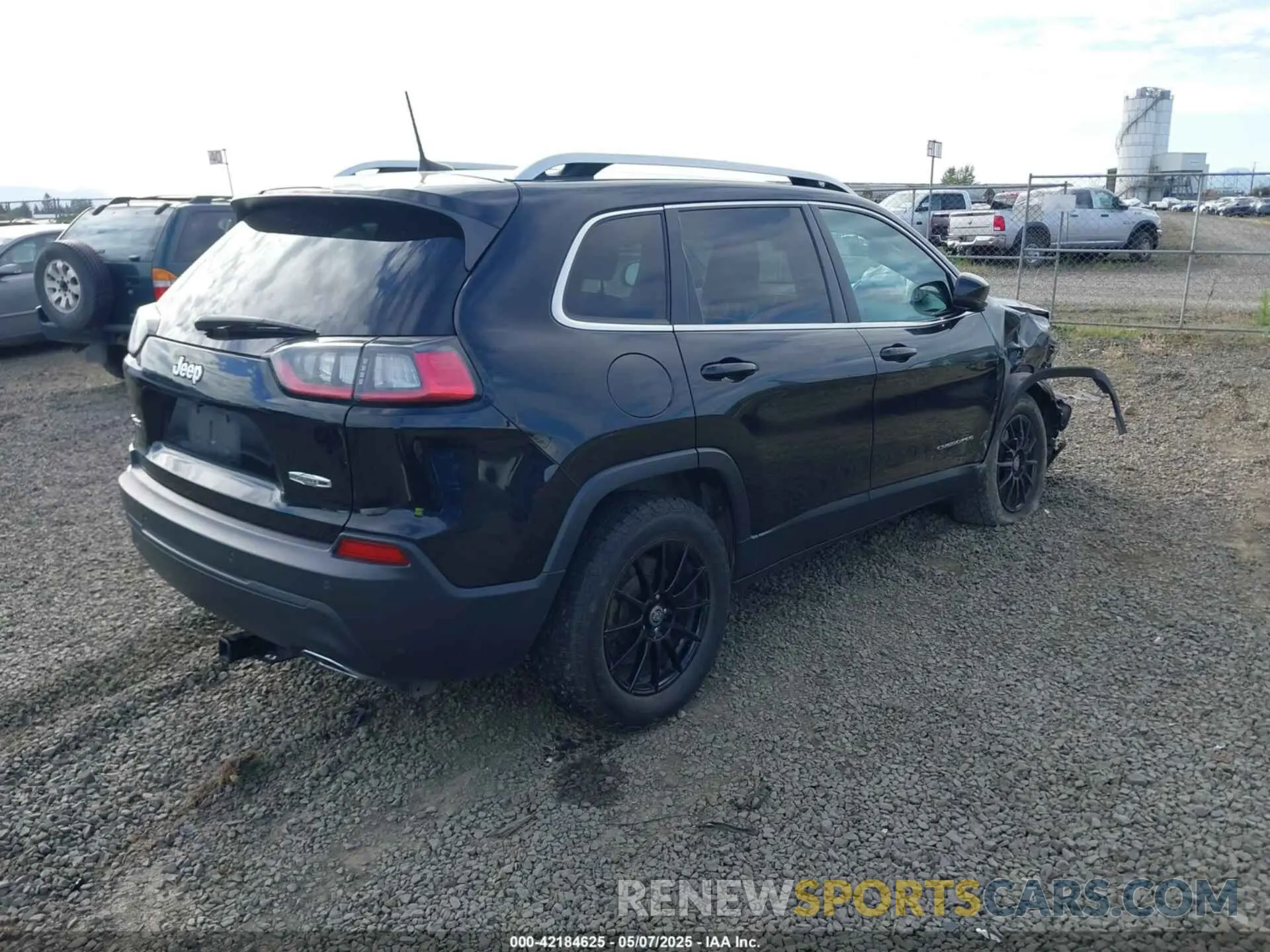 4 Photograph of a damaged car 1C4PJMLXXKD478076 JEEP CHEROKEE 2019