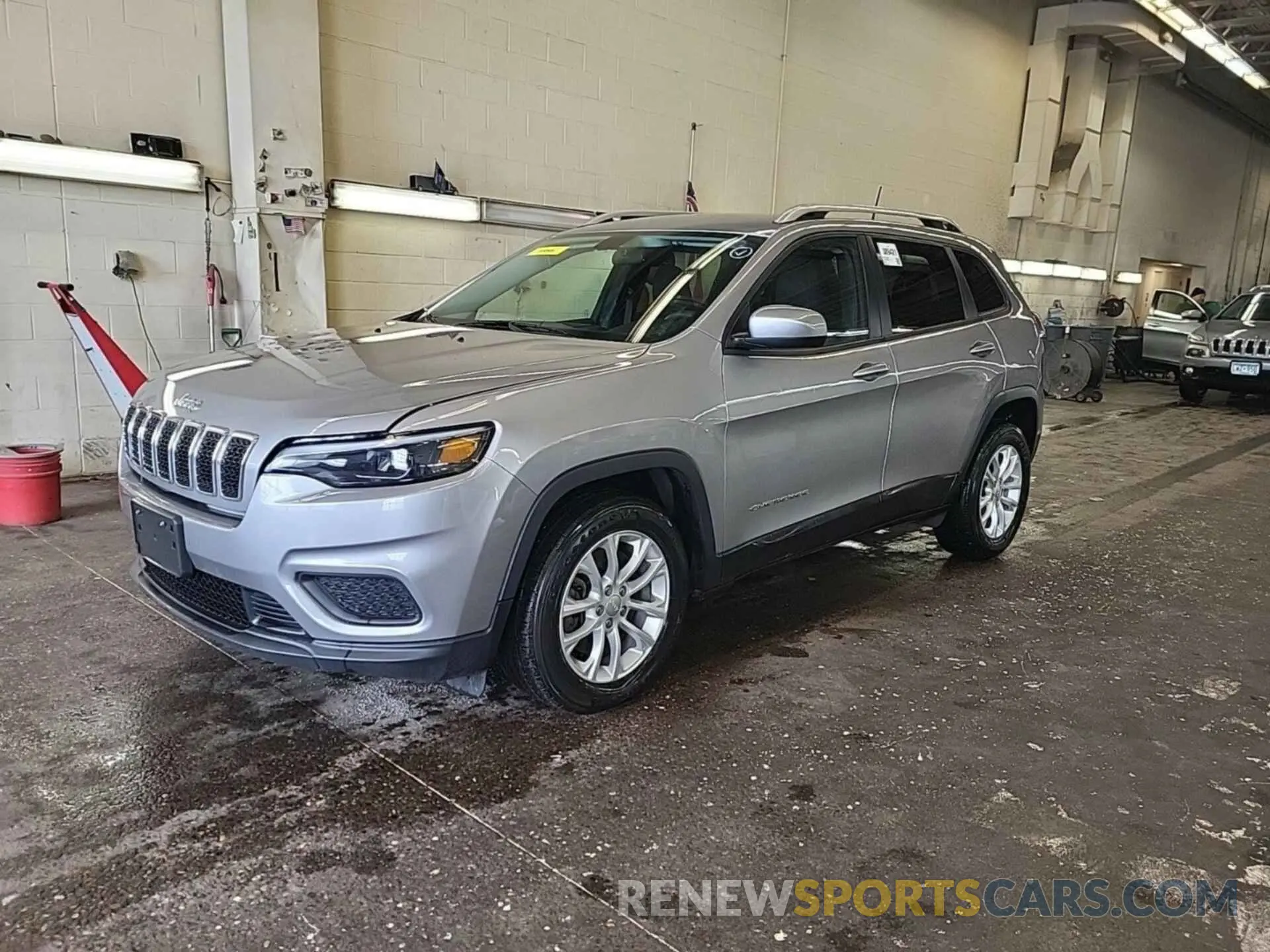 17 Photograph of a damaged car 1C4PJLCB1LD536043 JEEP CHEROKEE 2020